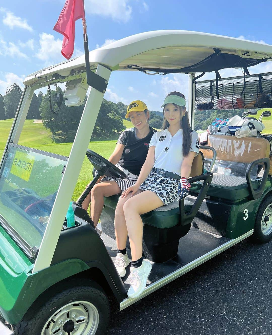 庄司ゆうこさんのインスタグラム写真 - (庄司ゆうこInstagram)「みどりちゃんと初ゴルフ⛳️💖 暑すぎなので朝６時スタートのスルーで、私たちがトップバッターでした✨✨ 氷のう持って行っててよかったぁー😭 あるのとないのとは全然違う😂 ランチの豚カツ膳も美味しかったぁ❣️ 今日のゴルフウェアは @michiko_london_golf  可愛いゴルフウェア着ると暑くても頑張れる☺️ 今日も最高に楽しいゴルフでした💖 #ゴルフ#ゴルフウェア#ゴルフコーデ#ゴルフ女子#オークヒルズカントリークラブ#女子に優しいゴルフ場#真夏#炎天下#氷のう#ゴルフ好きな人と繋がりたい」8月8日 16時42分 - yuko.shoji