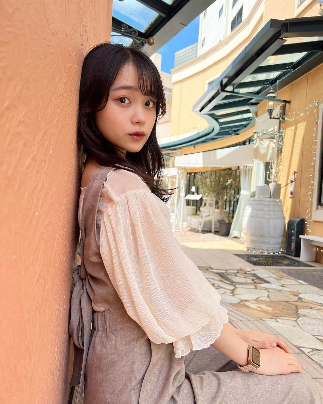 林芽亜里さんのインスタグラム写真 - (林芽亜里Instagram)「🎀 ⁡ ちゃんとした写真からのちょっとおふざけ写真🫡 ⁡ 最後の3枚は全部90度になってみたよという写真です🖐笑 ⁡ 最後の1枚が足までもちゃんと直角ですね(*^^*)😂 (ちょっと手が100度くらいだったかな、、？笑) ⁡ ⁡ #林芽亜里」8月8日 17時05分 - meari__hayashi