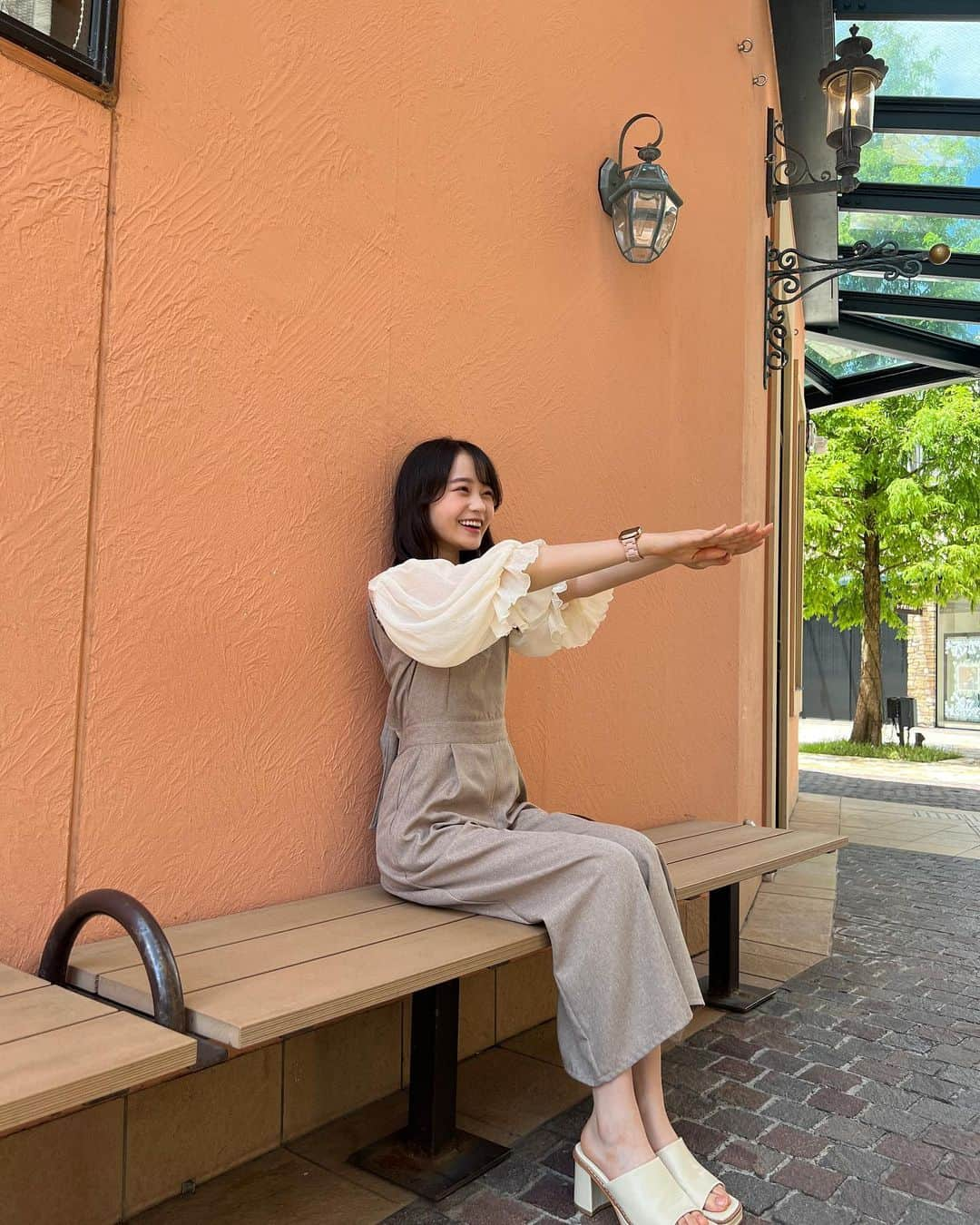 林芽亜里さんのインスタグラム写真 - (林芽亜里Instagram)「🎀 ⁡ ちゃんとした写真からのちょっとおふざけ写真🫡 ⁡ 最後の3枚は全部90度になってみたよという写真です🖐笑 ⁡ 最後の1枚が足までもちゃんと直角ですね(*^^*)😂 (ちょっと手が100度くらいだったかな、、？笑) ⁡ ⁡ #林芽亜里」8月8日 17時05分 - meari__hayashi