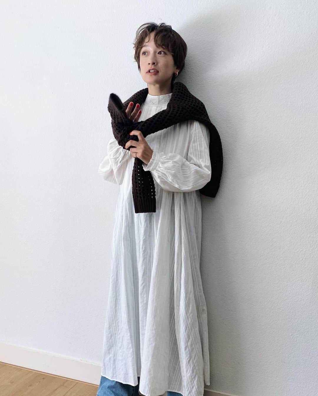 高山都さんのインスタグラム写真 - (高山都Instagram)「今日の現場でいただいたお花と私服がピッタリだった。 またお会いしたいなーって方と、お仕事ご一緒できる喜び！ cap @jenniferseven_generalstore  one-piece @ships_any_official ✖︎ miyako takayama shirt @whitemountaineering_official  bag @jilsander  sandal @tkees  #都ふく  撮影用に着た服はセルフスタイリングだったので one-piece @ships_any_official ✖︎ miyako takayama  knit @auralee_tokyo  白ワンピも秋冬だって大活躍！ むしろ、ワタシは秋冬こそ着たい🤎 酷暑おかえりな月曜日、モリモリ詰まった1日でしたが、なんか充実感で晩ごはんの支度してます。もう少し涼しくなったら走ろう。やりたいこと全部詰めちゃお。」8月8日 17時47分 - miyare38