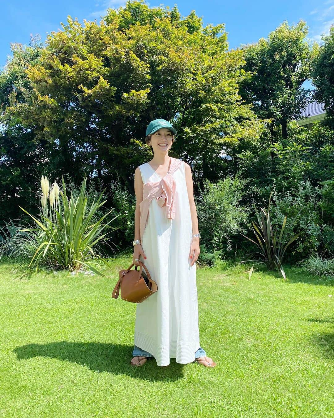 高山都さんのインスタグラム写真 - (高山都Instagram)「今日の現場でいただいたお花と私服がピッタリだった。 またお会いしたいなーって方と、お仕事ご一緒できる喜び！ cap @jenniferseven_generalstore  one-piece @ships_any_official ✖︎ miyako takayama shirt @whitemountaineering_official  bag @jilsander  sandal @tkees  #都ふく  撮影用に着た服はセルフスタイリングだったので one-piece @ships_any_official ✖︎ miyako takayama  knit @auralee_tokyo  白ワンピも秋冬だって大活躍！ むしろ、ワタシは秋冬こそ着たい🤎 酷暑おかえりな月曜日、モリモリ詰まった1日でしたが、なんか充実感で晩ごはんの支度してます。もう少し涼しくなったら走ろう。やりたいこと全部詰めちゃお。」8月8日 17時47分 - miyare38