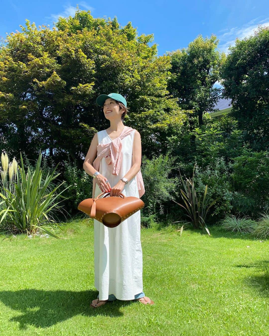 高山都さんのインスタグラム写真 - (高山都Instagram)「今日の現場でいただいたお花と私服がピッタリだった。 またお会いしたいなーって方と、お仕事ご一緒できる喜び！ cap @jenniferseven_generalstore  one-piece @ships_any_official ✖︎ miyako takayama shirt @whitemountaineering_official  bag @jilsander  sandal @tkees  #都ふく  撮影用に着た服はセルフスタイリングだったので one-piece @ships_any_official ✖︎ miyako takayama  knit @auralee_tokyo  白ワンピも秋冬だって大活躍！ むしろ、ワタシは秋冬こそ着たい🤎 酷暑おかえりな月曜日、モリモリ詰まった1日でしたが、なんか充実感で晩ごはんの支度してます。もう少し涼しくなったら走ろう。やりたいこと全部詰めちゃお。」8月8日 17時47分 - miyare38