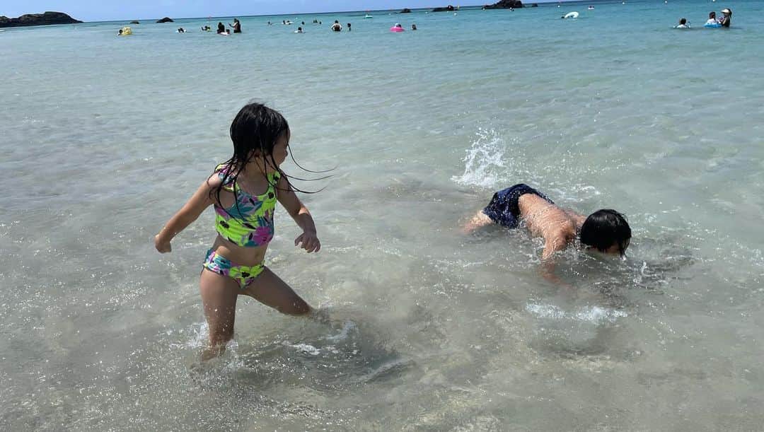 鈴木六夏さんのインスタグラム写真 - (鈴木六夏Instagram)「そりゃあそりゃあ子どもたちだっておおはしゃぎ。帰るよって言ったって、そりゃあ帰りたくない、海へ走って行っちゃいます🤣#角島　#山口県」8月8日 18時23分 - rikuka.62