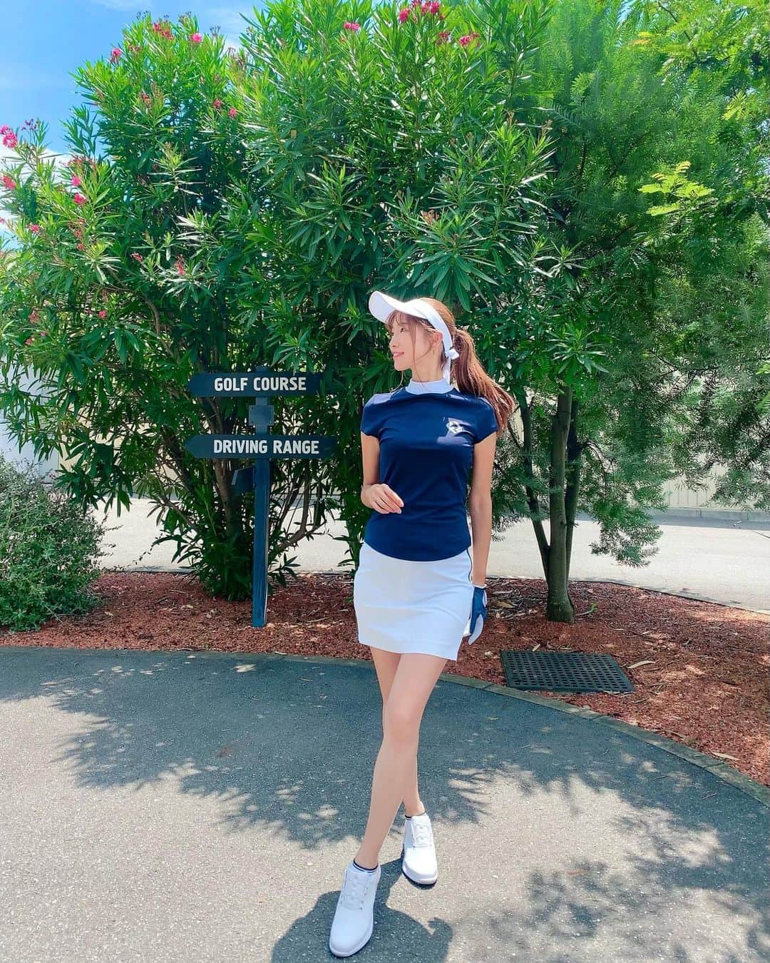 美波千夏さんのインスタグラム写真 - (美波千夏Instagram)「. こうちゃんのゴルフにくっついて コシガヤのジャングリラでランチ🤍 ゴルフウェアで行ったよん⛳️  この場所お気に入りすぎて 毎回ここで写真撮ってる🤭  トップス、グローブ、シューズは @footjoy.japan 🤍 このトップスすごい人気で みんなのインスタでもよく見かける👀✨  本当はインして着た方が個人的には好きだけど もう無理でした🤭💓」8月8日 18時43分 - chinatsu_minami