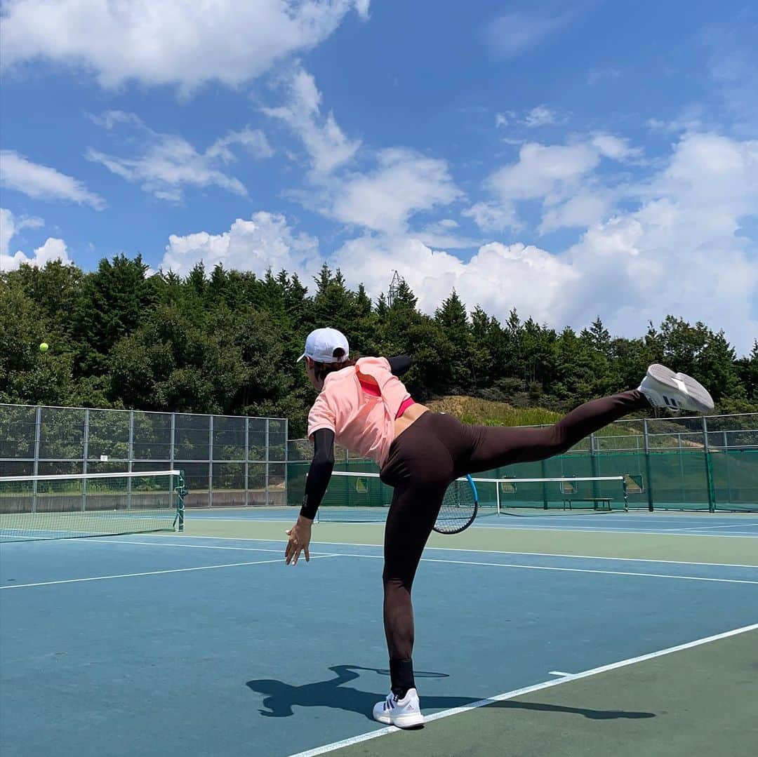 加藤未唯さんのインスタグラム写真 - (加藤未唯Instagram)「サーブは同じコースでも回転量を変えたり、 回転の種類を変えたり、深さを変えたり、 やることが多いし感覚を掴むのが難しいね🥵 みんなも意識してやってみて🤎💗 #サーブ #練習 #テニス #アディダス #ウイルソン #serve #practice #tennis #adidas #wilson」8月8日 19時14分 - miyukato1121