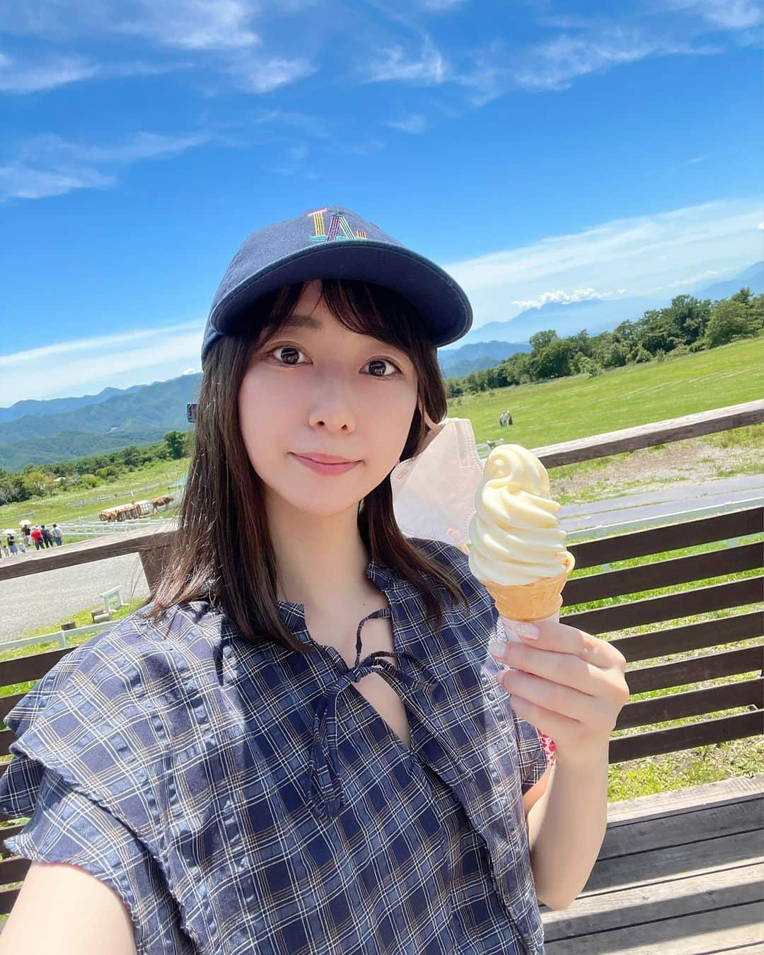 大須賀あみさんのインスタグラム写真 - (大須賀あみInstagram)「清里のソフトクリームがいっちばん好きだな🍦  8月入ってから投稿忘れてました😳 今月も宜しくお願いします☀️  #清里清泉寮 #清泉寮」8月8日 19時47分 - osugaami_official