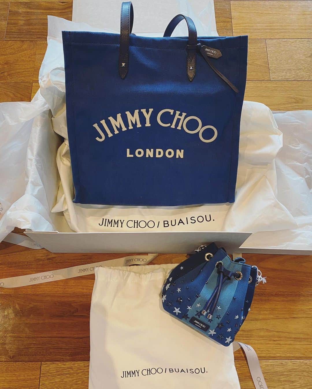 PINKYさんのインスタグラム写真 - (PINKYInstagram)「JIMMY CHOO / BUAISOU ムネアツコラボ💙🤩  藍染のジミーチュウ、なんて粋で素敵なんでしょう🌊👏✨  bon bon bag可愛すぎるー🥺🍬💞  @leki3o3 Thanks always！🙏✨  見えずらいけどシューズも @yelloshoes_official のデニムサンダルでコーディネートしました👡💙  ・・・  #JIMMYCHOO #BUAISOU #藍染ジミーチュウ  #love #happy #family #momlife #ootd #yelloshoes #Amatebijou #アマテビジュー #クリスタル連ピアス」8月8日 20時09分 - shanti_pinky_shanti
