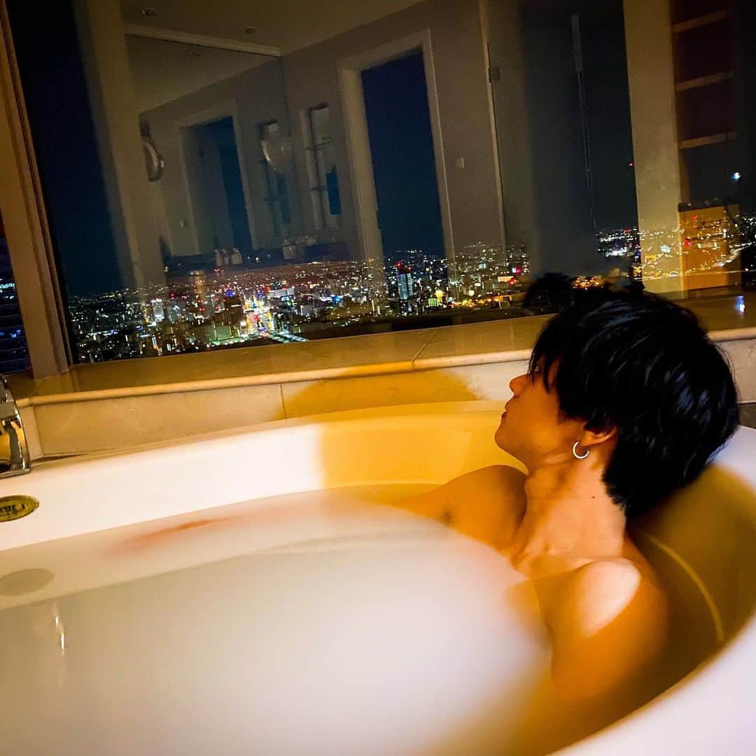 川村壱馬さんのインスタグラム写真 - (川村壱馬Instagram)「『行列のできる相談所』  Hotel Hankyu International🏨 Off shot🛁📸💥」8月8日 20時15分 - rmpg_kazuma_kawamura