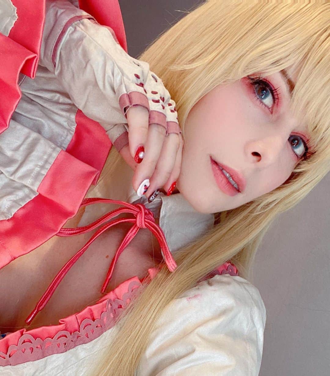 ユリコ・タイガーさんのインスタグラム写真 - (ユリコ・タイガーInstagram)「🇺🇸🇯🇵🇮🇹Did you watched #EVO  streaming?? 👀 I’m super hype for TEKKEN!!!!! WHO KNOWS. HEHEHEHEH.  (i never posted this selfie of Lili Rochefort…🙄 )  Check the pinned post for know my story with #BandaiNamco and #Tekken7 💪, I hope to work again with them in the future!! Tekken1 was my first fight game and one of my favorite title 🤍.   エヴォ見てた人？？ ちょっとやばくない？！楽しみすぎてツイートいっぱいした笑 新しい鉄拳が出るのかな？ また公式コスプレイヤーとしてイベントに参加したいな！！ がんばります！！ 前やってリリの写メどうぞ✨  Ditemi che stavate guardando l’EVO anche voi oggi!! Sono andata mega in Hype per tekken. CHISSÀ. SE. USCIRÀ. UN. NUOVO. TITOLO. Per chi non lo sapesse, ho lavorato 4 anni alla promozione di tekken7 e sono una giocatrice dal primo titolo ✨💪 (ma faccio parecchio cagar anche se posso vantarmi di aver battuto Harada 😗)… Controllate il post “pinnato”(comesidiceinitaliano) nel mio feed. Se commentate e condividete il post, mi farebbe molto piacere 🥹💦, grazie!  #evo #tekken #tekken7 #tekkencosplay #yurikotiger #cosplay #cosplayer #tokyomodel #鉄拳　#ユリコタイガー　#コスプレ　#コスプレイヤー　#外国人モデル　#撮影モデル #lilirochefort #bandainamco」8月8日 20時22分 - yurikotiger