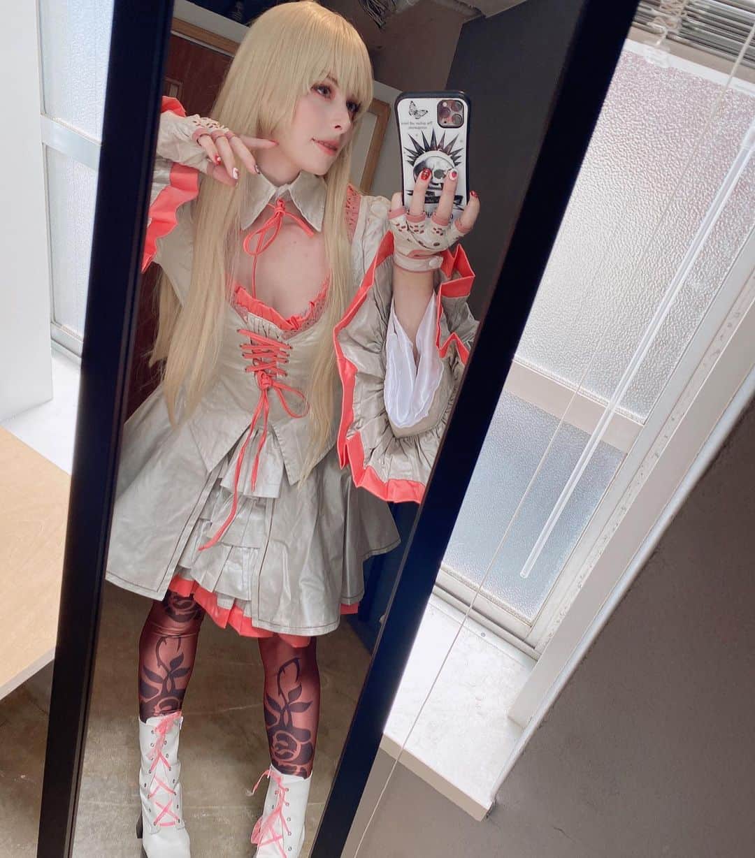 ユリコ・タイガーさんのインスタグラム写真 - (ユリコ・タイガーInstagram)「🇺🇸🇯🇵🇮🇹Did you watched #EVO  streaming?? 👀 I’m super hype for TEKKEN!!!!! WHO KNOWS. HEHEHEHEH.  (i never posted this selfie of Lili Rochefort…🙄 )  Check the pinned post for know my story with #BandaiNamco and #Tekken7 💪, I hope to work again with them in the future!! Tekken1 was my first fight game and one of my favorite title 🤍.   エヴォ見てた人？？ ちょっとやばくない？！楽しみすぎてツイートいっぱいした笑 新しい鉄拳が出るのかな？ また公式コスプレイヤーとしてイベントに参加したいな！！ がんばります！！ 前やってリリの写メどうぞ✨  Ditemi che stavate guardando l’EVO anche voi oggi!! Sono andata mega in Hype per tekken. CHISSÀ. SE. USCIRÀ. UN. NUOVO. TITOLO. Per chi non lo sapesse, ho lavorato 4 anni alla promozione di tekken7 e sono una giocatrice dal primo titolo ✨💪 (ma faccio parecchio cagar anche se posso vantarmi di aver battuto Harada 😗)… Controllate il post “pinnato”(comesidiceinitaliano) nel mio feed. Se commentate e condividete il post, mi farebbe molto piacere 🥹💦, grazie!  #evo #tekken #tekken7 #tekkencosplay #yurikotiger #cosplay #cosplayer #tokyomodel #鉄拳　#ユリコタイガー　#コスプレ　#コスプレイヤー　#外国人モデル　#撮影モデル #lilirochefort #bandainamco」8月8日 20時22分 - yurikotiger