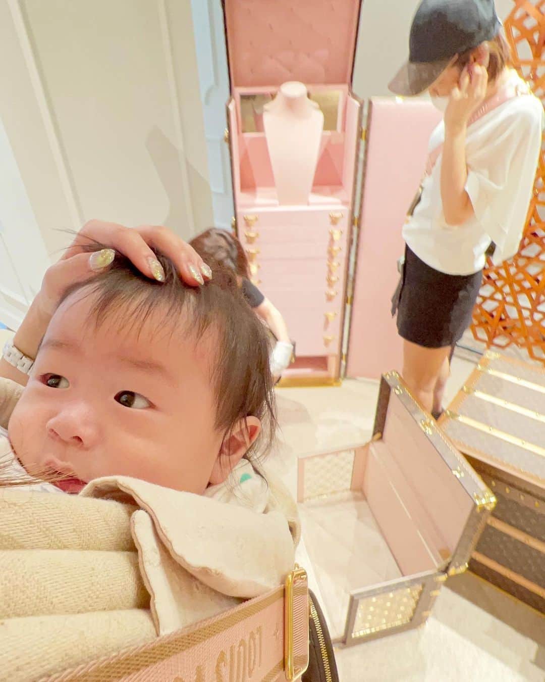 ゆーちゃんさんのインスタグラム写真 - (ゆーちゃんInstagram)「5日連続一緒に居た😌‪‪❤︎Savoire-Faire展 ‬  @lamele_x2  #サヴォアフェール #seelv #seelv展 #ルイヴィトン #ルイヴィトン六本木ヒルズ店 #ルイヴィトン新作 #ルイヴィトン好き #ラグジュアリーインテリア #ポップアップ #ポップアップストア #期間限定イベント #六本木ヒルズ  #louisvuitton  #インテリア好きな人と繋がりたい  #インテリア好き」8月8日 20時23分 - yurina_era999