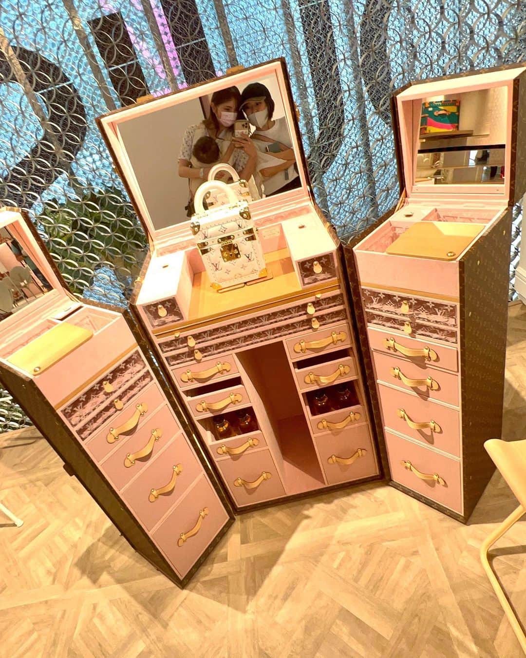 ゆーちゃんさんのインスタグラム写真 - (ゆーちゃんInstagram)「5日連続一緒に居た😌‪‪❤︎Savoire-Faire展 ‬  @lamele_x2  #サヴォアフェール #seelv #seelv展 #ルイヴィトン #ルイヴィトン六本木ヒルズ店 #ルイヴィトン新作 #ルイヴィトン好き #ラグジュアリーインテリア #ポップアップ #ポップアップストア #期間限定イベント #六本木ヒルズ  #louisvuitton  #インテリア好きな人と繋がりたい  #インテリア好き」8月8日 20時23分 - yurina_era999