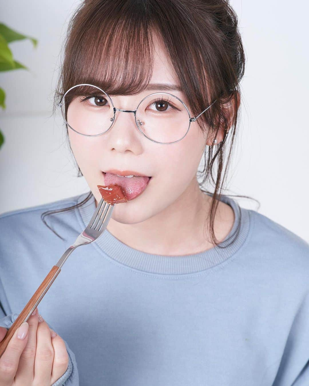 エスワン【公式】さんのインスタグラム写真 - (エスワン【公式】Instagram)「可愛い子の美味しそうに食べる姿はたまらない❣️エスワン専属女優さんを呼んで好きなものを美味しく食べてもらう、大人気ニュース企画 "#食べ写" の画像を大公開🕊✨  @mirugram_55  #miru #食べ写 #日本一の超単体AVメーカー #エスワン #ポキサラダ」8月8日 23時05分 - s1_official_jav