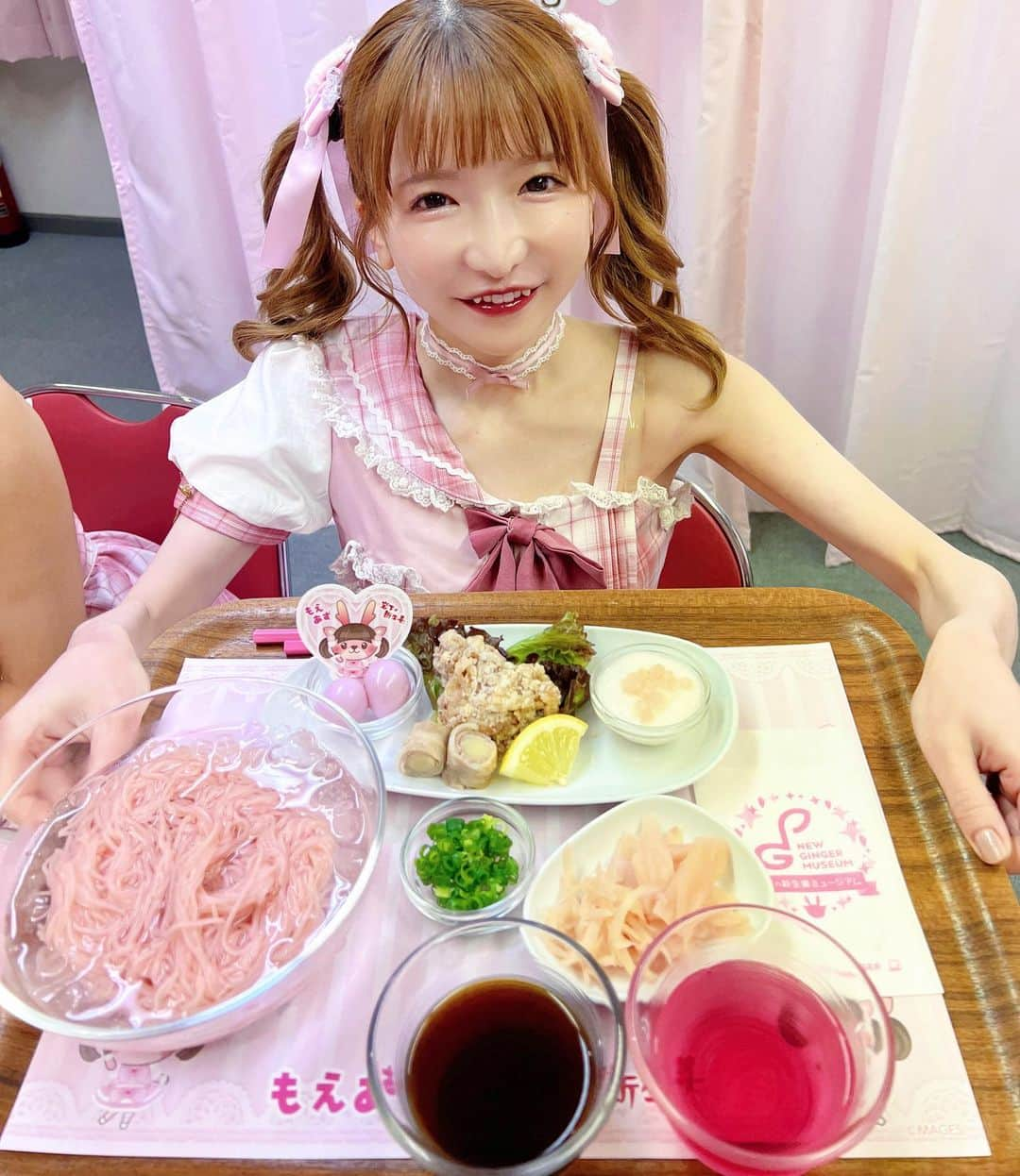 もえのあずきさんのインスタグラム写真 - (もえのあずきInstagram)「岩下の新生姜ミュージアム🎀🥰 ライブ楽しかったしコラボメニューおいしかった☺️🫶🏻  #岩下の新生姜ミュージアム#岩下の新生姜#ピンク大好き#エラバレシ#もえあず#ツインテール#ツインテールアレンジ」8月8日 23時30分 - moeazukitty