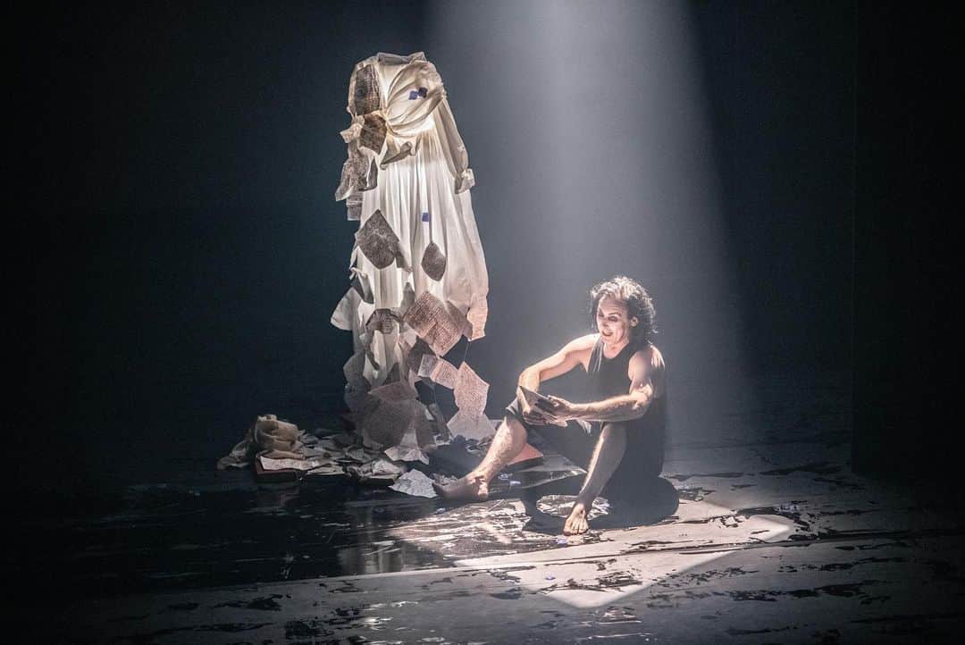 アラン・カミングさんのインスタグラム写真 - (アラン・カミングInstagram)「Burn Today is my day off and I am exhausted but so proud and grateful. Thank you everyone at @ntsonline @edintfest  @thejoycetheater but especially @stevenhoggett for making this weird idea a reality. We have four more shows in Edinburgh then tour to Perth, Aberdeen, Glasgow, Inverness and New York City. 📸 @tgkwan  🎥 @andrzejgoulding」8月9日 2時07分 - alancummingreally