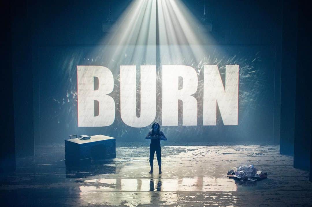 アラン・カミングさんのインスタグラム写真 - (アラン・カミングInstagram)「Burn Today is my day off and I am exhausted but so proud and grateful. Thank you everyone at @ntsonline @edintfest  @thejoycetheater but especially @stevenhoggett for making this weird idea a reality. We have four more shows in Edinburgh then tour to Perth, Aberdeen, Glasgow, Inverness and New York City. 📸 @tgkwan  🎥 @andrzejgoulding」8月9日 2時07分 - alancummingreally