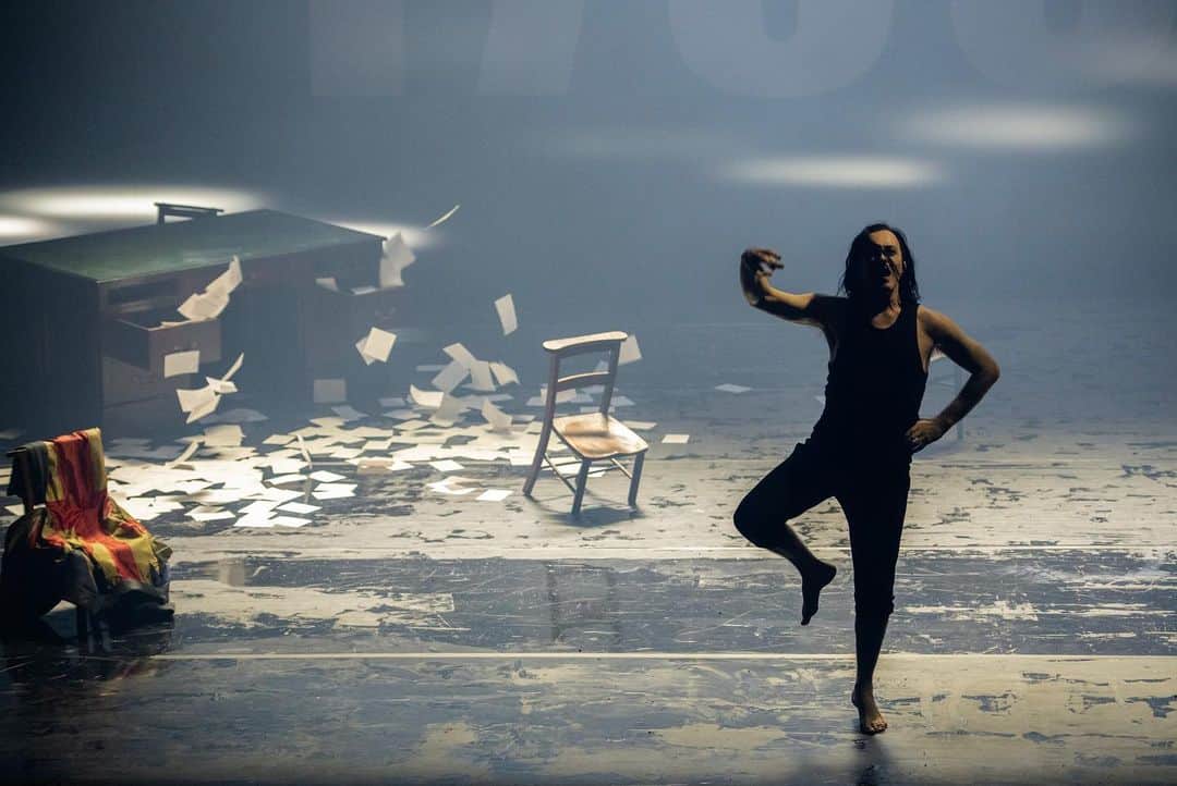 アラン・カミングさんのインスタグラム写真 - (アラン・カミングInstagram)「Burn Today is my day off and I am exhausted but so proud and grateful. Thank you everyone at @ntsonline @edintfest  @thejoycetheater but especially @stevenhoggett for making this weird idea a reality. We have four more shows in Edinburgh then tour to Perth, Aberdeen, Glasgow, Inverness and New York City. 📸 @tgkwan  🎥 @andrzejgoulding」8月9日 2時07分 - alancummingreally