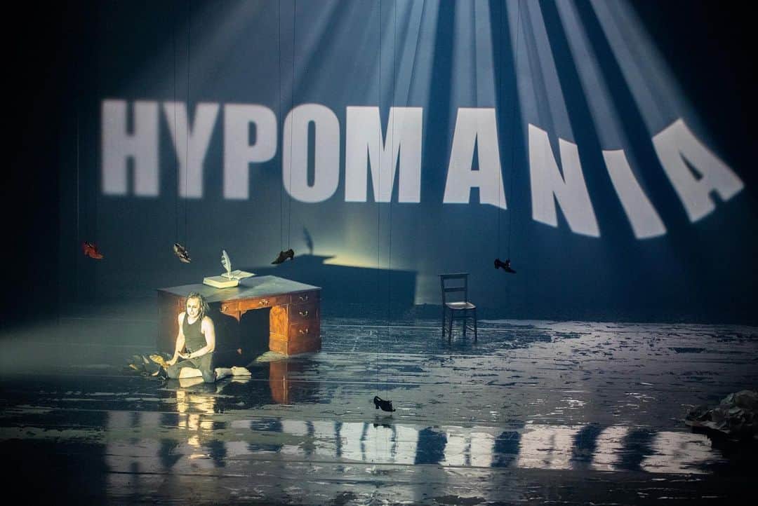 アラン・カミングさんのインスタグラム写真 - (アラン・カミングInstagram)「Burn Today is my day off and I am exhausted but so proud and grateful. Thank you everyone at @ntsonline @edintfest  @thejoycetheater but especially @stevenhoggett for making this weird idea a reality. We have four more shows in Edinburgh then tour to Perth, Aberdeen, Glasgow, Inverness and New York City. 📸 @tgkwan  🎥 @andrzejgoulding」8月9日 2時07分 - alancummingreally