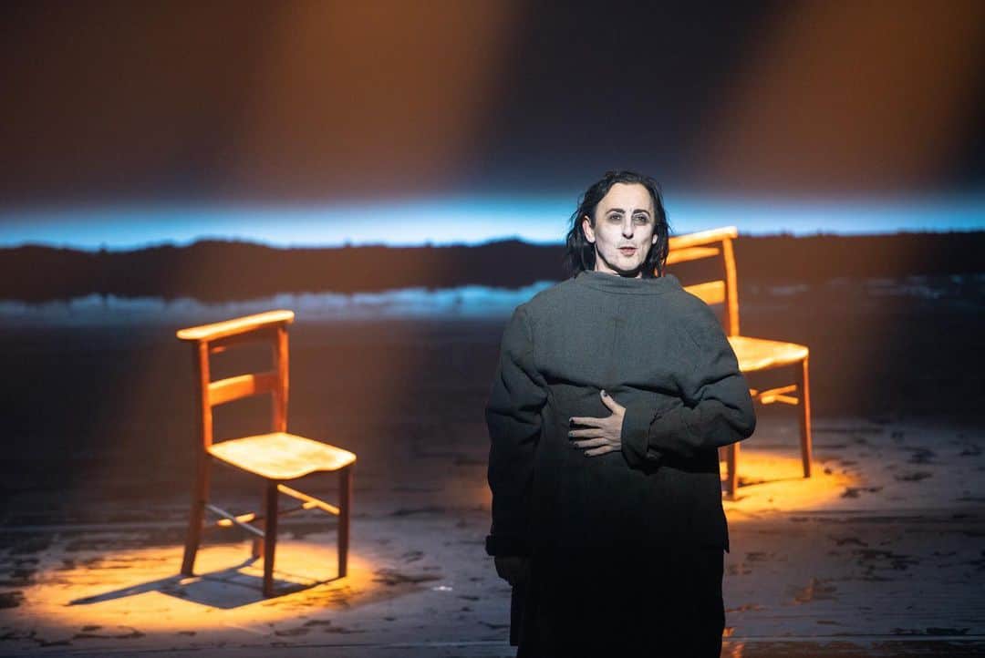 アラン・カミングさんのインスタグラム写真 - (アラン・カミングInstagram)「Burn Today is my day off and I am exhausted but so proud and grateful. Thank you everyone at @ntsonline @edintfest  @thejoycetheater but especially @stevenhoggett for making this weird idea a reality. We have four more shows in Edinburgh then tour to Perth, Aberdeen, Glasgow, Inverness and New York City. 📸 @tgkwan  🎥 @andrzejgoulding」8月9日 2時07分 - alancummingreally