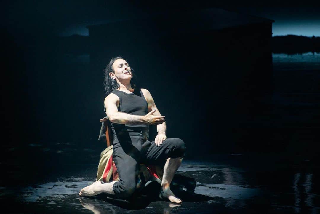 アラン・カミングさんのインスタグラム写真 - (アラン・カミングInstagram)「Burn Today is my day off and I am exhausted but so proud and grateful. Thank you everyone at @ntsonline @edintfest  @thejoycetheater but especially @stevenhoggett for making this weird idea a reality. We have four more shows in Edinburgh then tour to Perth, Aberdeen, Glasgow, Inverness and New York City. 📸 @tgkwan  🎥 @andrzejgoulding」8月9日 2時07分 - alancummingreally