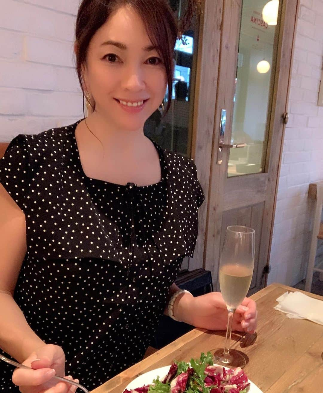 田中悦子さんのインスタグラム写真 - (田中悦子Instagram)「チーズと野菜が美味しい 恵比寿の @cheese.tavern.cascina   http://cheese-tavern-cascina.com/  チーズ大好き親子で伺いました❣️  まずは自家製チーズ2種盛り合わせから❣️ ブッラータとモッツァレラチーズ 今まで食べたブッラータの中でダントツ一番美味しかった❣️  青木農園野菜のチーズサラダ🥗 野菜が新鮮で甘くて チーズとドレッシングがまたまた最高に美味しい😍  お次はラクレット❣️ 動画を見れば 美味しいの間違いないというのが伝わると思います😍  和牛ハンバーグリゾットも 炎🔥から始まり期待が膨らみますね❣️ まず、和牛ハンバーグだけでも美味しいのに、そこへ濃厚なチーズを絡めたリゾット😍 仕上げにトリュフです❣️  デザートのチーズテリーヌと ティラミスで もうお腹がいっぱい😘👍  でも、他にも気になったお料理があったので また行こう❣️  女子会やデート❤️におすすめ❣️  #恵比寿グルメ #恵比寿ディナー #恵比寿イタリアン #チーズ専門店 #cheesetaverncascina」8月9日 9時35分 - etsuko.reborn25