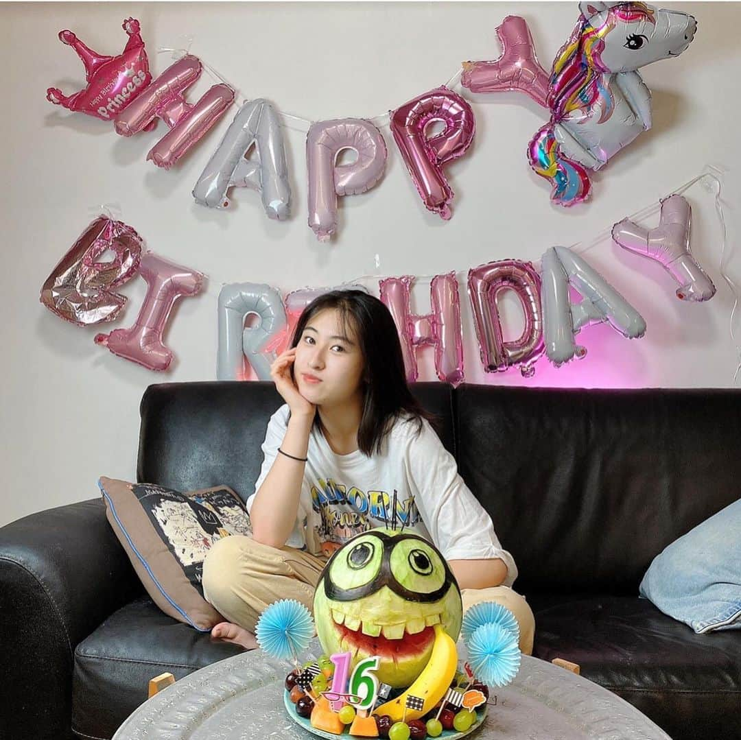 新山千春さんのインスタグラム写真 - (新山千春Instagram)「今回のYouTube chiha roomは もあの誕生日🎂に 毎回恒例になった スイカアートができるまで🍉を配信してまぁーす！  https://m.youtube.com/watch?v=dS6OE8YH6mQ  ぜひみて笑ってもらえたら 嬉しいなぁ😋  もあが9歳の誕生日から作り続けてきて、 今まで史上１ヘタです🤣笑  普通は作り続けたら 上達するのにね笑  hahaha😋  #誕生日 #スイカアート #YouTube #新山千春 #親子 #親子丼コーデ #nail #青森」8月9日 9時47分 - chiharuuu_0114