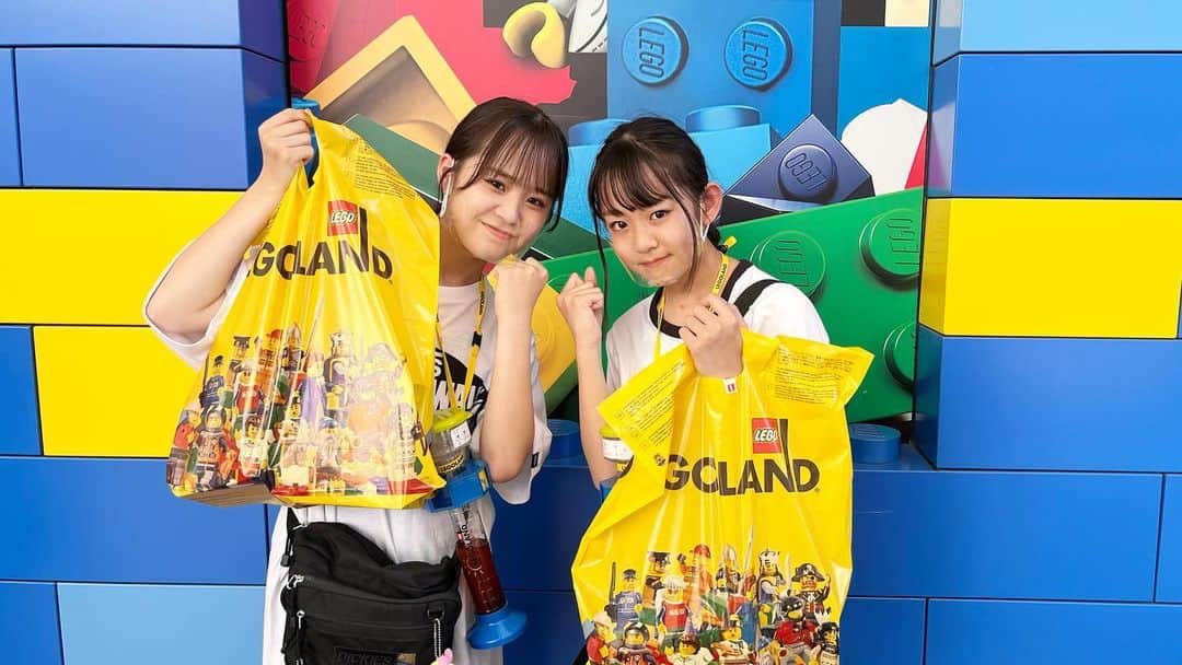さやりささんのインスタグラム写真 - (さやりさInstagram)「2022/08/09｛さや  ひなたちゃんと名古屋旅行の時の写真☝️ この日は40度でほんとやばかった☀️😖💛  レゴランド楽しかったなあ🥹 こういうミニゲームほんと下手すぎるんだよね😇  一日の様子はひなたちゃんのYouTubeで見れるよ🧚‍♂️🧚‍♂️  さやりさチャンネルではレゴランドのおみやげで 色被ったら即没収の動画があがってるよ❕🧏‍♀️  ：：：：：：：：：：：：：：：：：：：：：：：：  ＊Instagram ｛さや @sayaninyo.insta  ｛りさ @risanico.insta   ＊YouTube  さやりさチャンネル｛20万人突破 ｛ 17:00~ 19:00~  ＊TikTok ｛sayarisa.tiktok ｛sayaninyo.tiktok  ＊Twitter  ｛sayarisa_tweet  ：：：：：：：：：：：：：：：：：：：：：：：：  #レゴランド #レゴランド名古屋  #レゴランドジャパン #legoland  #名古屋 #名古屋旅行 #ひなたちゃん   ：：：：：：：：：：：：：：：：：：：：：：：」8月9日 10時12分 - sayarisa.insta