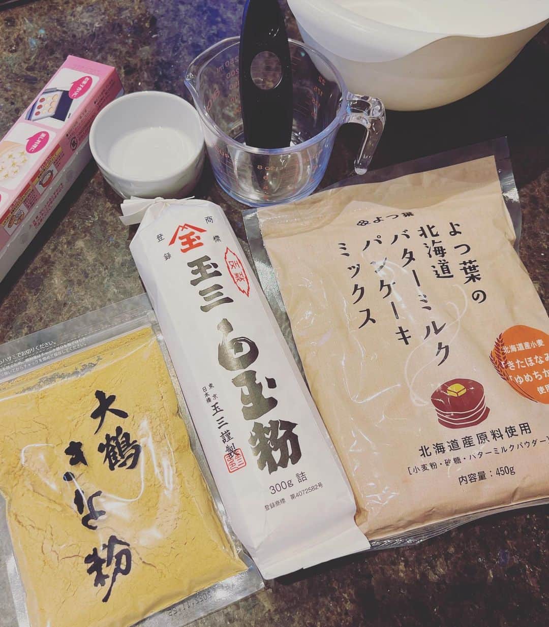 田波涼子さんのインスタグラム写真 - (田波涼子Instagram)「おはようございます‼︎  朝から娘はドーナツ作り。 白玉粉とHMと牛乳&砂糖でできちゃうから簡単。 揚げる時だけ私がお手伝いして。 こちらのレシピはYouTubeで検索😜  娘はきな粉、息子は砂糖、私はシナモン♫  丸くて可愛いし、モチモチで美味しかったぁ〜❤︎」8月9日 10時26分 - ryokotanami.idea