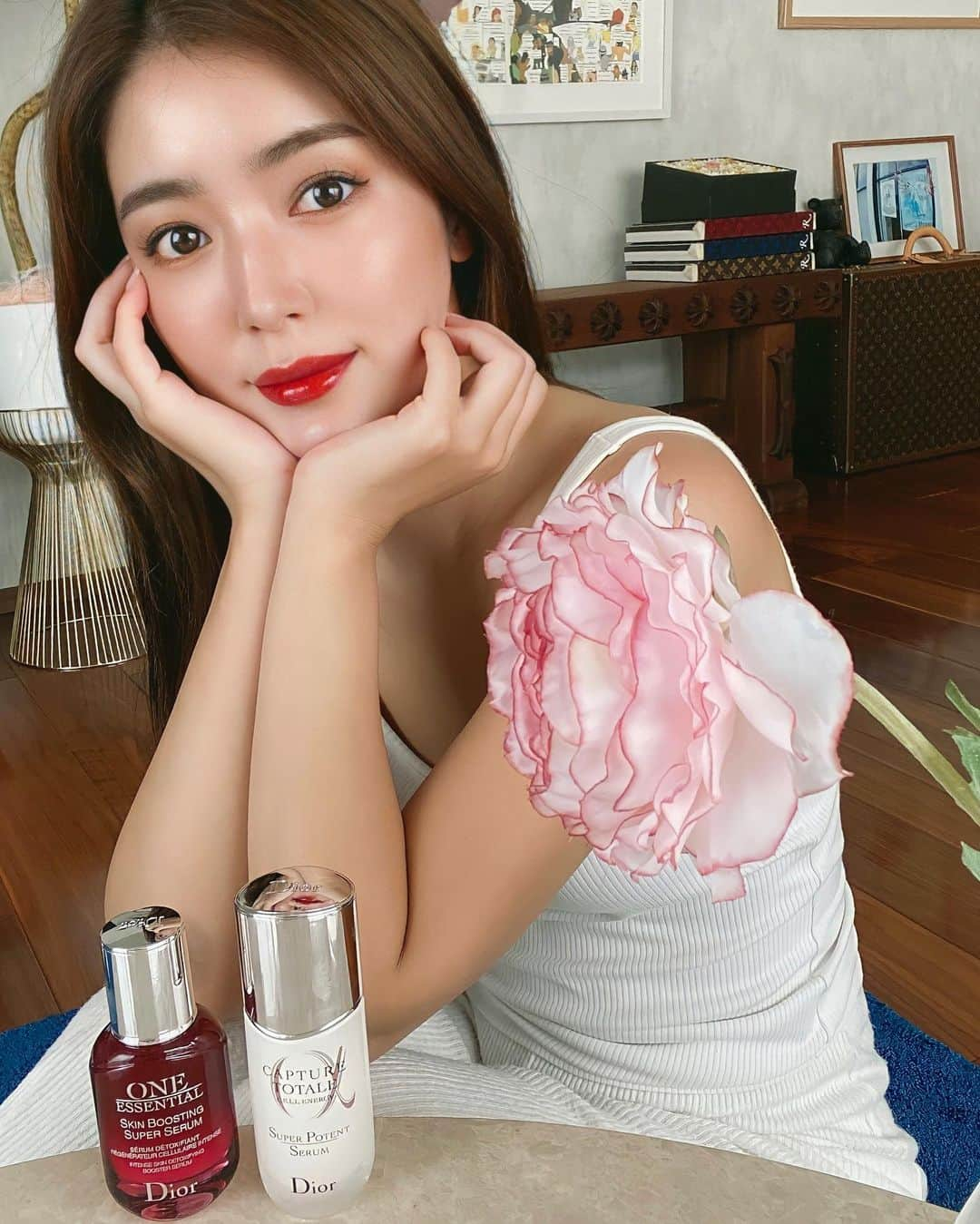 大口智恵美さんのインスタグラム写真 - (大口智恵美Instagram)「dior skincare  ちょっとお肌に元気がない時に、ハリとツヤを与えてくれる“カプチュール　トータル” 成分の91%が自然由来で肌のエネルギーを回復し、エイジングサインにアプローチしてくれます🤍  くすみや疲れた印象の時はデトックスを促してくれる“ワンエッセンシャル” 有機農法で育てられたハイビスカスが酵素を活性化し、肌の奥からデトックスしてくれます🤍  この季節は空調と外気温の温度差だったり、ちょっとした環境の変化に敏感になりがちですが、その時の悩みに合わせてスキンケアを使い分けてベストな状況をキープしたいです✨  @diorbeauty #giftedbydior #カプチュールトータル #ワンエッセンシャル」8月9日 12時09分 - chemiiiii