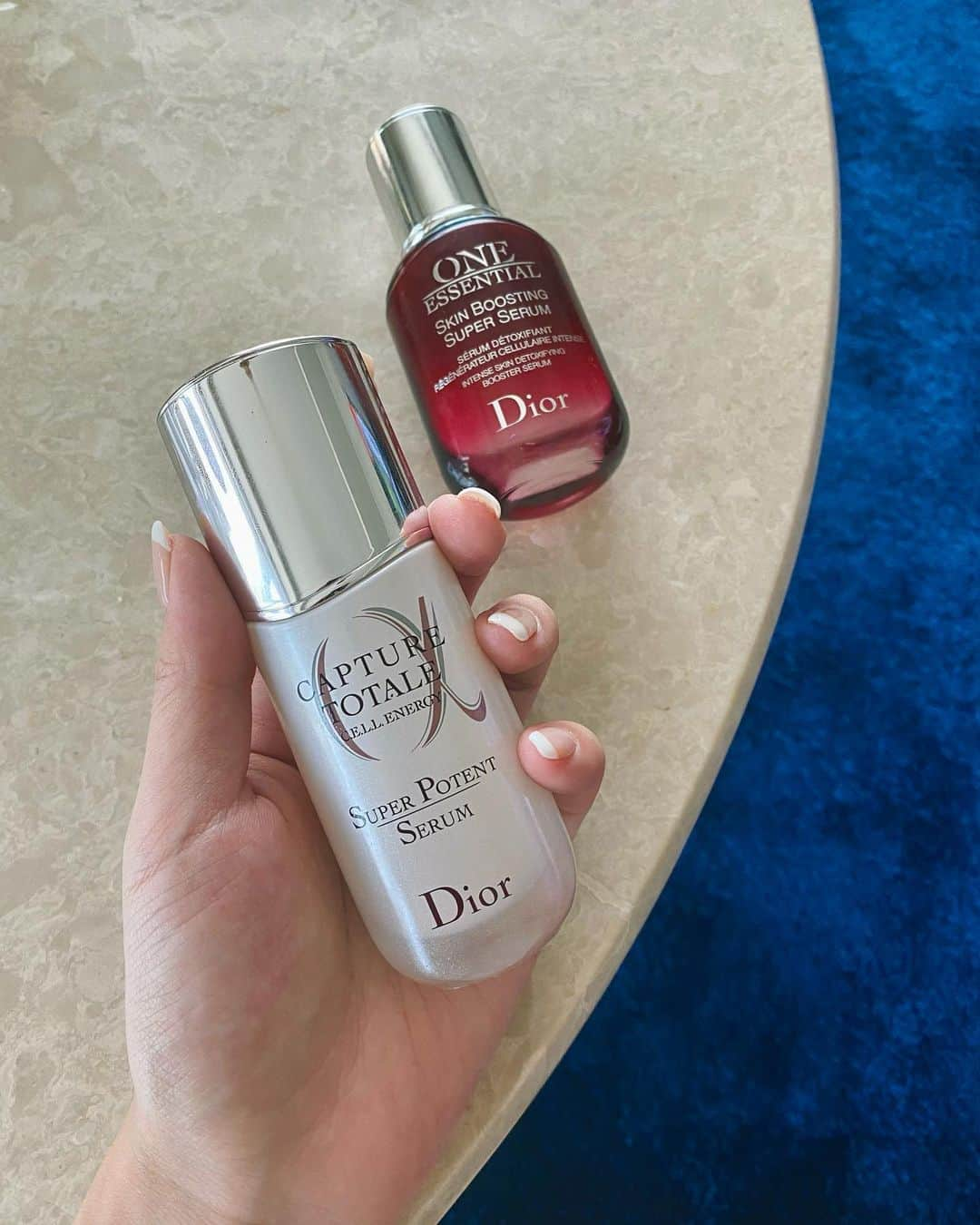 大口智恵美さんのインスタグラム写真 - (大口智恵美Instagram)「dior skincare  ちょっとお肌に元気がない時に、ハリとツヤを与えてくれる“カプチュール　トータル” 成分の91%が自然由来で肌のエネルギーを回復し、エイジングサインにアプローチしてくれます🤍  くすみや疲れた印象の時はデトックスを促してくれる“ワンエッセンシャル” 有機農法で育てられたハイビスカスが酵素を活性化し、肌の奥からデトックスしてくれます🤍  この季節は空調と外気温の温度差だったり、ちょっとした環境の変化に敏感になりがちですが、その時の悩みに合わせてスキンケアを使い分けてベストな状況をキープしたいです✨  @diorbeauty #giftedbydior #カプチュールトータル #ワンエッセンシャル」8月9日 12時09分 - chemiiiii