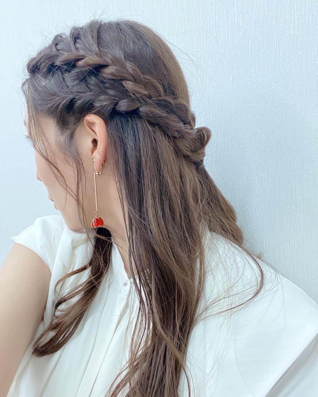 穂川果音さんのインスタグラム写真 - (穂川果音Instagram)「hairstyle  ハーフアップだよ〜😊  #アベプラ　#abema #気象予報士　#気象キャスター　#穂川果音 #前髪アレンジ　#ハーフアップ　#ハーフアップアレンジ　#hairstyle #hairarrange #ゆる巻き #お仕事記録」8月9日 12時23分 - hokawakanonn