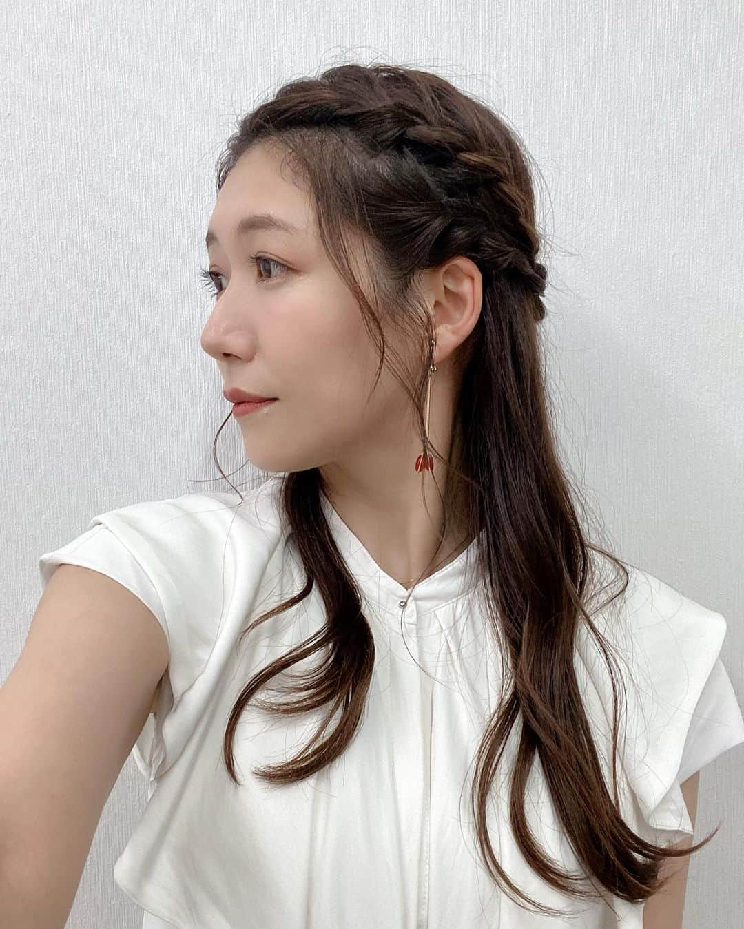 穂川果音さんのインスタグラム写真 - (穂川果音Instagram)「hairstyle  ハーフアップだよ〜😊  #アベプラ　#abema #気象予報士　#気象キャスター　#穂川果音 #前髪アレンジ　#ハーフアップ　#ハーフアップアレンジ　#hairstyle #hairarrange #ゆる巻き #お仕事記録」8月9日 12時23分 - hokawakanonn