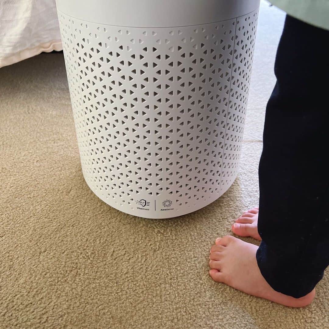 安田美沙子さんのインスタグラム写真 - (安田美沙子Instagram)「Philips Air Purifier 1000i seriesはスタイリッシュなルックスなのでインテリアとしてもおしゃれ✨  ペットも一緒におやすみする寝室に置いています。  安心のPhilipsブランドで分かりやすくて便利な機能付き！  お掃除苦手な私にはメンテナンスがしやすいのもありがたいです☺️ 消費電力も低くて、今の時代に合っている空気清浄機。  これ1台で21畳分の空気を綺麗にしてくれるので、家族で気持ちよく過ごせています✨  #パーフェクトエアクリーン #新浄識の空気清浄機 #PHILIPSだけの空気清浄力 #0_003マイクロメートルのウイルスも除去 #上がれQOL #pr  @philipshomelivingjp」8月9日 12時40分 - yasuda_misako