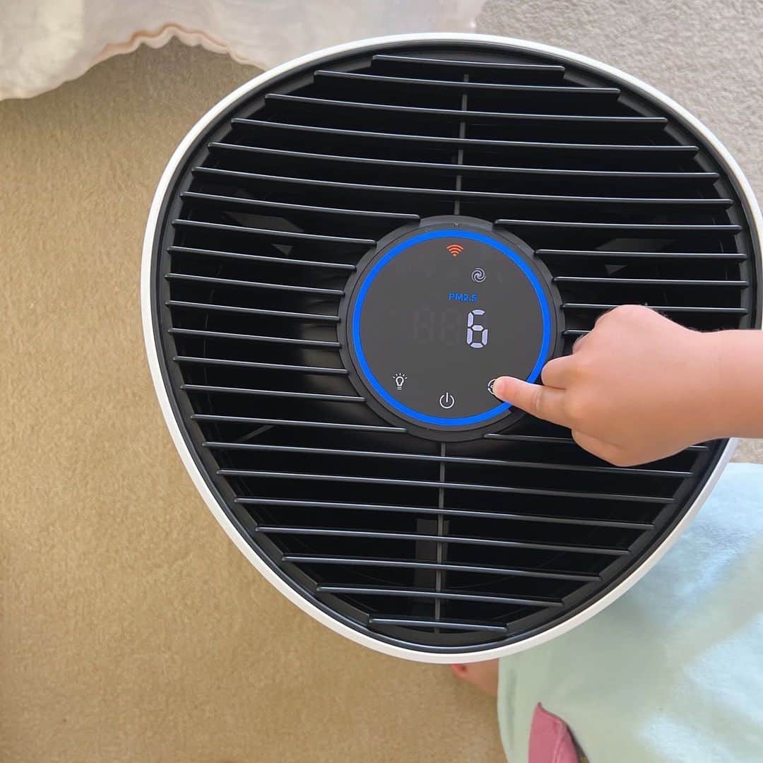 安田美沙子さんのインスタグラム写真 - (安田美沙子Instagram)「Philips Air Purifier 1000i seriesはスタイリッシュなルックスなのでインテリアとしてもおしゃれ✨  ペットも一緒におやすみする寝室に置いています。  安心のPhilipsブランドで分かりやすくて便利な機能付き！  お掃除苦手な私にはメンテナンスがしやすいのもありがたいです☺️ 消費電力も低くて、今の時代に合っている空気清浄機。  これ1台で21畳分の空気を綺麗にしてくれるので、家族で気持ちよく過ごせています✨  #パーフェクトエアクリーン #新浄識の空気清浄機 #PHILIPSだけの空気清浄力 #0_003マイクロメートルのウイルスも除去 #上がれQOL #pr  @philipshomelivingjp」8月9日 12時40分 - yasuda_misako