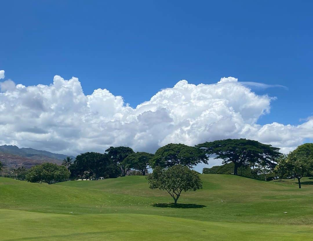 高嶋ちさ子さんのインスタグラム写真 - (高嶋ちさ子Instagram)「息子に付き合い、ゴルフ三昧 @kapoleigolfclub  @honolulu.cc  本当に上手にならんので、そろそろやめようかと… 百恵ちゃんがマイクを置いて引退した時のように、達成感を持ってやめたかったけど、キリがない。 ハワイのコーチは爽やかイケメンのカハラ君！  昨日はハイキング#makapuulighthouse  舐め腐ってたけど、めっちゃ辛かった😭 道を散々登ってから崖を下ると、そこには素晴らしい天然プールが！！ このコースオススメです！子供達は水着を着てましたが、私は思わず服のまま飛び込みました。小学生男子のようなもうすぐ54歳。  #インスタをYahooニュースで取り上げないで！ #ヤフコメってマジでやな感じ #じゃあみるな #怖いもの見たさ #アホか」8月9日 13時00分 - chisakotakashima