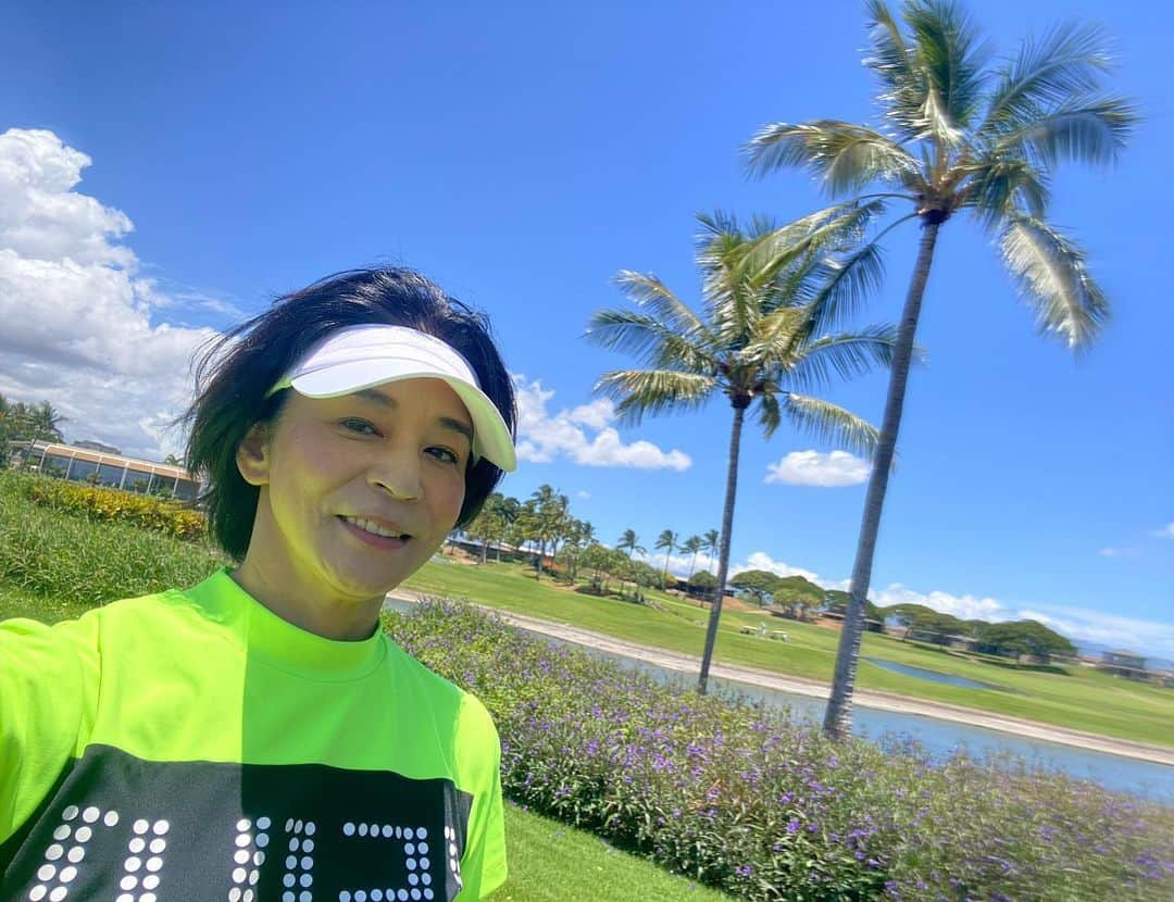 高嶋ちさ子さんのインスタグラム写真 - (高嶋ちさ子Instagram)「息子に付き合い、ゴルフ三昧 @kapoleigolfclub  @honolulu.cc  本当に上手にならんので、そろそろやめようかと… 百恵ちゃんがマイクを置いて引退した時のように、達成感を持ってやめたかったけど、キリがない。 ハワイのコーチは爽やかイケメンのカハラ君！  昨日はハイキング#makapuulighthouse  舐め腐ってたけど、めっちゃ辛かった😭 道を散々登ってから崖を下ると、そこには素晴らしい天然プールが！！ このコースオススメです！子供達は水着を着てましたが、私は思わず服のまま飛び込みました。小学生男子のようなもうすぐ54歳。  #インスタをYahooニュースで取り上げないで！ #ヤフコメってマジでやな感じ #じゃあみるな #怖いもの見たさ #アホか」8月9日 13時00分 - chisakotakashima