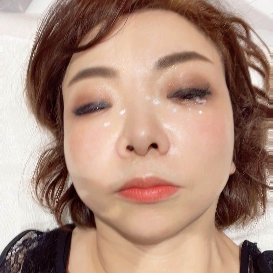 モモコさんのインスタグラム写真 - (モモコInstagram)「歳を重ねると白ブツ？ 脂肪みたいなんが出来てきて、むちゃ嫌❗️ と、言う事で取りました。 次の日からメイクもできるよ❗️ 取れるもんは取ろう。  今回配信のYouTubeは、ショートカットになってから初の毛染めのお披露目ですよん💕 今回は、シエロヘアカラークリームを使ってます❗️ 昨日は、号外も出ましたよー☺️ 富山と石川の旅行です❗️どちらも見てね👀  #ハイヒールモモコ #👠 #👠🍑 #CHANEL #シャネラー #グルメ #アメブロ  #YouTube #モモコ新聞 #髪染め #毛染め #シエロヘアカラー  #富山県 #石川県 #旅行 #号外」8月9日 16時07分 - highheel_momoko