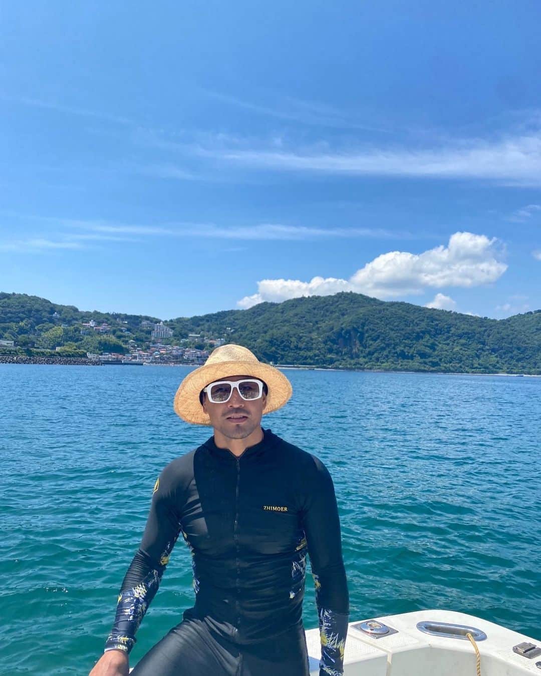 魔裟斗さんのインスタグラム写真 - (魔裟斗Instagram)「なんと！ 川奈の海で海亀と一緒に泳いでしまった。  まさか伊豆で亀と泳げるとは笑 #魔裟斗」8月9日 17時49分 - masato.official
