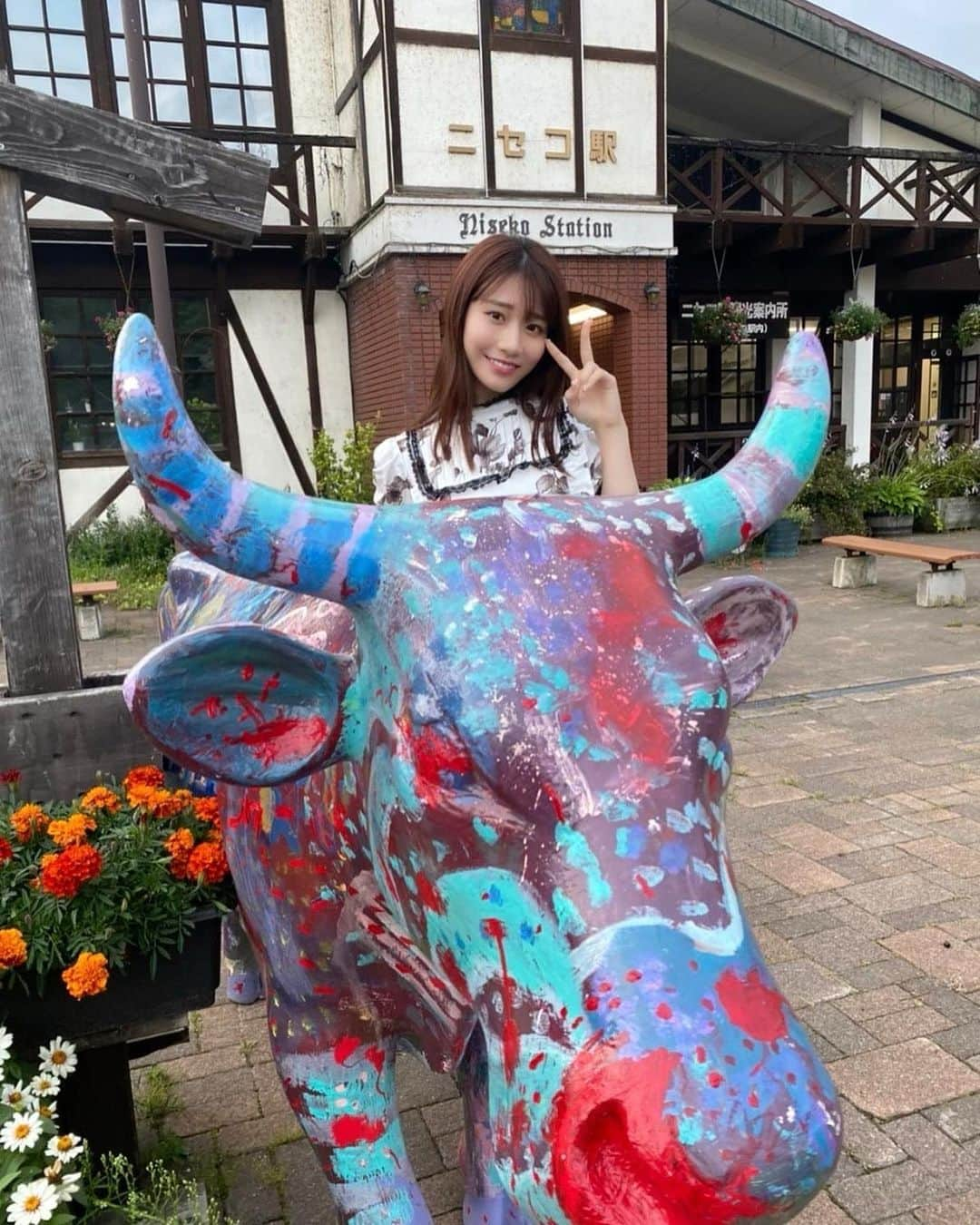 河北彩花さんのインスタグラム写真 - (河北彩花Instagram)「⁡ ⁡ 北海道ロケの初日の撮影終わりに とっても趣のあるニセコ駅で ⁡ カメラマンさんがiPhone📱のカメラで 綺麗な写真を撮ってくれました🙏🏻´- ⁡ ⁡ ⁡ 初めてのニセコは虫が多くて大変だったけど 自然がたくさんで素敵な街でした𓂃🌿𓈒𓏸 ⁡ ⁡ ⁡ ⁡ 初めてグランピングしてみたいと思ったな...🫢   #ロケ  #北海道ロケ  #ニセコ」8月9日 20時55分 - saika_kawakita__official