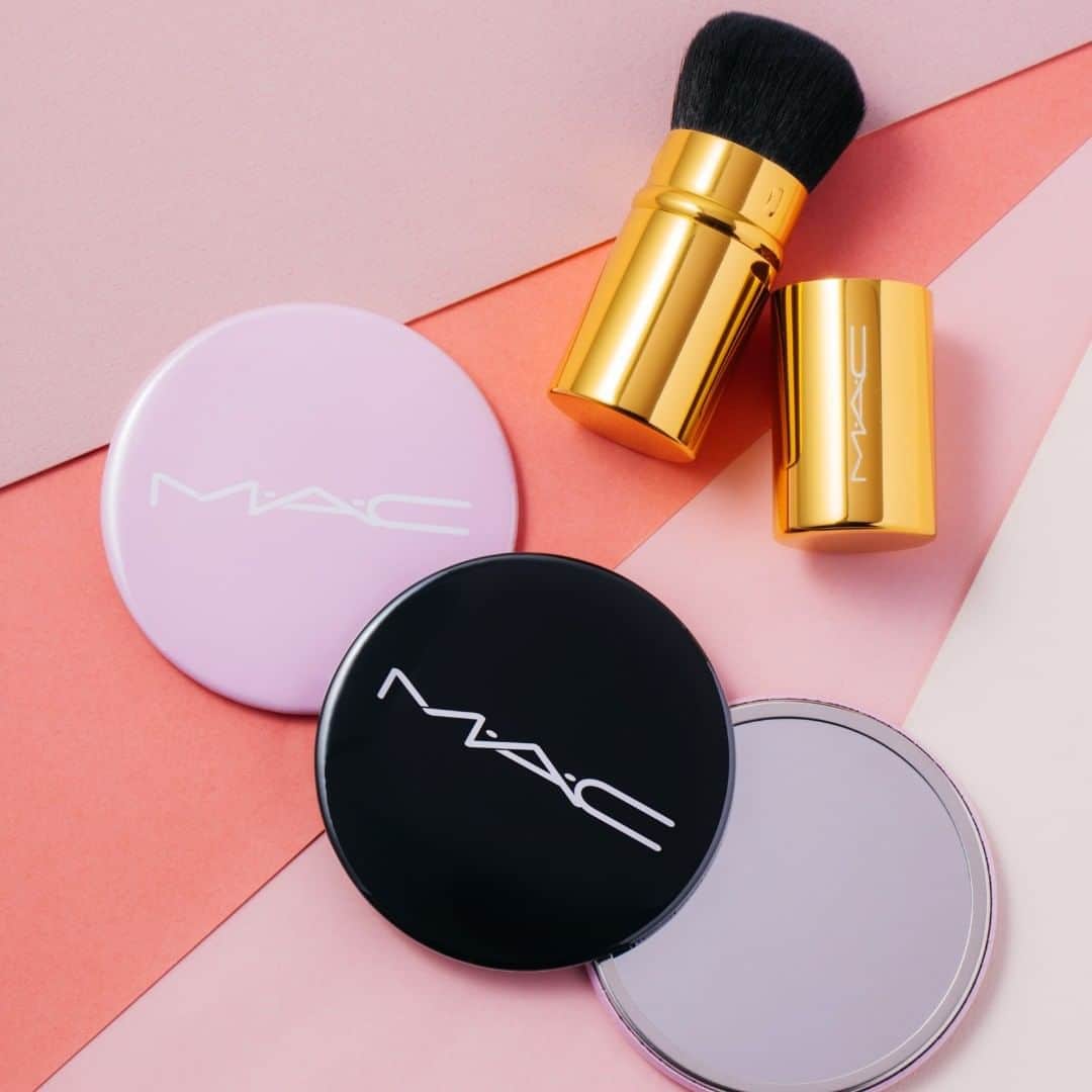 M∙A∙C Cosmetics Japanさんのインスタグラム写真 - (M∙A∙C Cosmetics JapanInstagram)「2022年の肌トレンドの1つが #SHEERMATTE 💭プライマーとファンデーションで気になる部分のみをカバー。色ムラやテカリを抑え、マットでさらりとした肌に仕立てて。#MACTrend 　 ＜ルック使用製品＞ ＊FACE ・ライトフル C+ ティンティッド プライマー SPF 45 ・スタジオ マッティファイン シャイン コントロール プライマー ・スタジオ フィックス フルイッド SPF 15／NC30  ＊BLUSH ・グロープレイ ブラッシュ／トータリー シンクト ・グロープレイ ブラッシュ／ブラッシュ プリーズ  ＊EYES ・パウダー キス アイシャドウ／ライプンド(上下全体)  ＊LIPS ・パウダー キス リキッド リップカラー／デイト メイカー  ＼明日公式オンライン先行スタート／ 対象製品を含む税込6,600円以上のご購入でオリジナルミラー*をプレゼント！さらに税込13,200円以上のご購入でフェイスブラシ*もプレゼント🎁（*画像2枚目）  【対象製品】 - スタジオ フィックス フルイッド SPF 15 - ライトフル C+ ティンティッド プライマー SPF 45 - ライトフル C³ ナチュラル シルク パウダー ファンデーション SPF 15 - M·A·C ミネラライズ スキンフィニッシュ / ライトスカペード - フィックス+ ステイ オーバー  ※全国のM·A·C店舗でも同キャンペーンを8月11日(木)から実施します。公式オンラインはピンクのミラー、店舗はピンク、もしくはブラックのミラーをお選びいただけます。 ※プレゼントは数量限定でなくなり次第終了となります。」8月9日 21時00分 - maccosmeticsjapan
