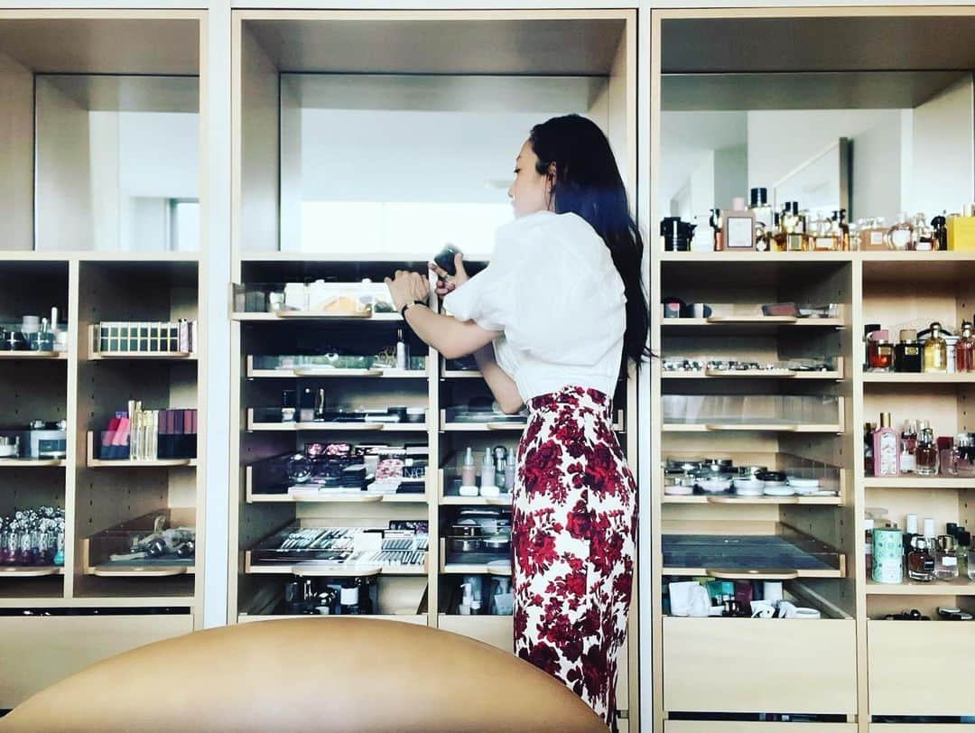 神崎恵さんのインスタグラム写真 - (神崎恵Instagram)「・ 仕事終わりで書斎にあるコスメ棚の整理を。 上半期→下半期新作コスメを中心に入れ替え。 美容塾生でもあるアシスタントの頑張りのおかげでなんとかあと数日で終わりそうです。 自宅と仕事部屋、それぞれにあるコスメ棚。　 仕事部屋のこの棚は、 @yokoharamura さんにお願いし作っていただいたものなんです。 化粧品がずらりと見やすく収納できる。 はらむらさんと「収納ライブしたいね」と話しながら月日がたってしまいました。。 近々コスメ棚のご紹介ライブ、しますね☺︎💄  #コスメ収納」8月9日 21時04分 - megumi_kanzaki
