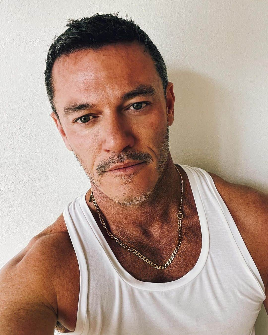 ルーク・エヴァンズさんのインスタグラム写真 - (ルーク・エヴァンズInstagram)「Thank you for this stunning necklace @joaopombeiro @i__cognito I love it! Check out the whole range, it’s lush! #gift」8月9日 21時34分 - thereallukeevans