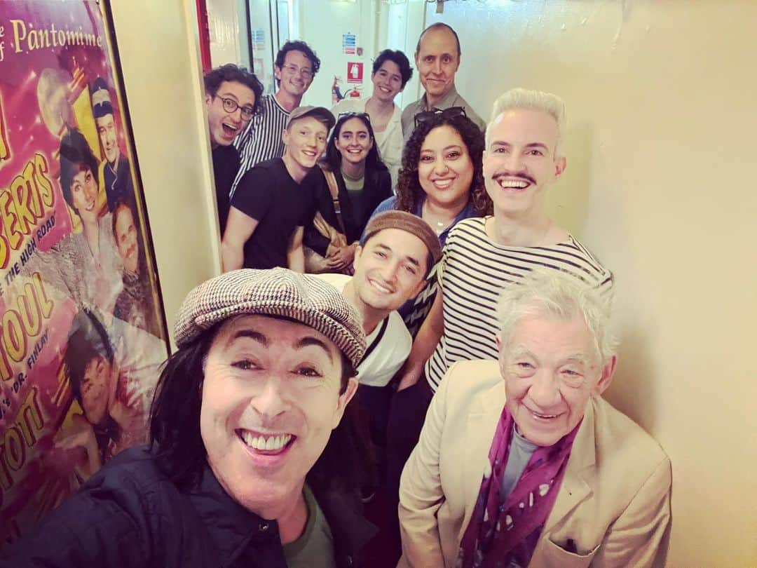 アラン・カミングさんのインスタグラム写真 - (アラン・カミングInstagram)「Fun and japes with friends old and new in Edinburgh!」8月9日 22時21分 - alancummingreally