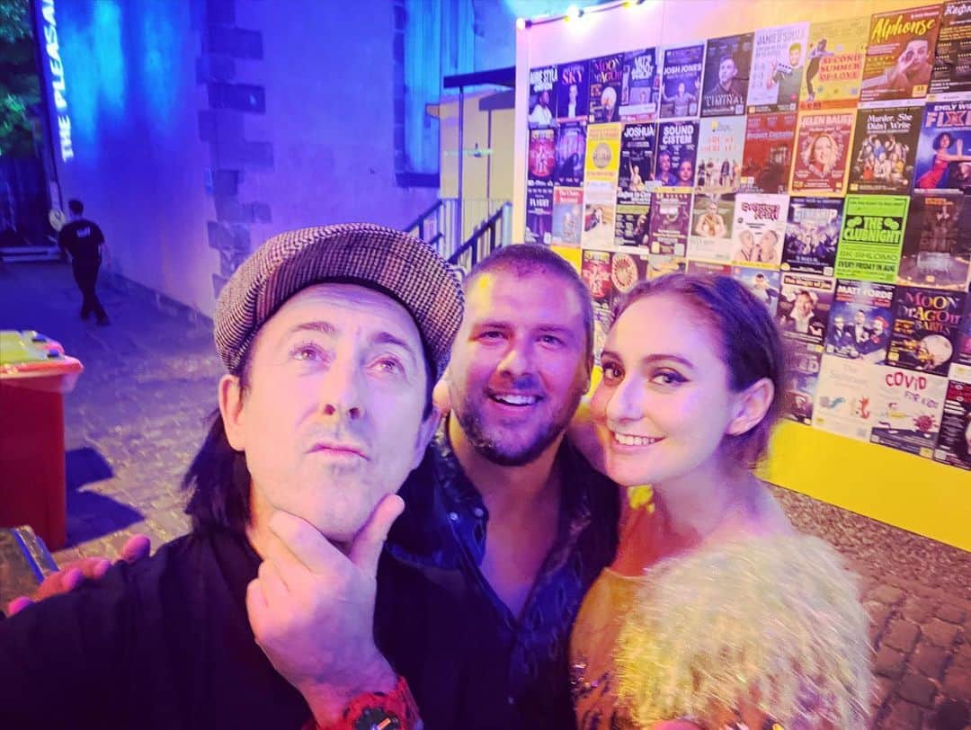 アラン・カミングさんのインスタグラム写真 - (アラン・カミングInstagram)「Fun and japes with friends old and new in Edinburgh!」8月9日 22時21分 - alancummingreally