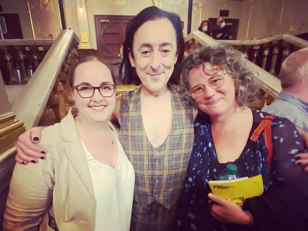 アラン・カミングさんのインスタグラム写真 - (アラン・カミングInstagram)「Fun and japes with friends old and new in Edinburgh!」8月9日 22時21分 - alancummingreally