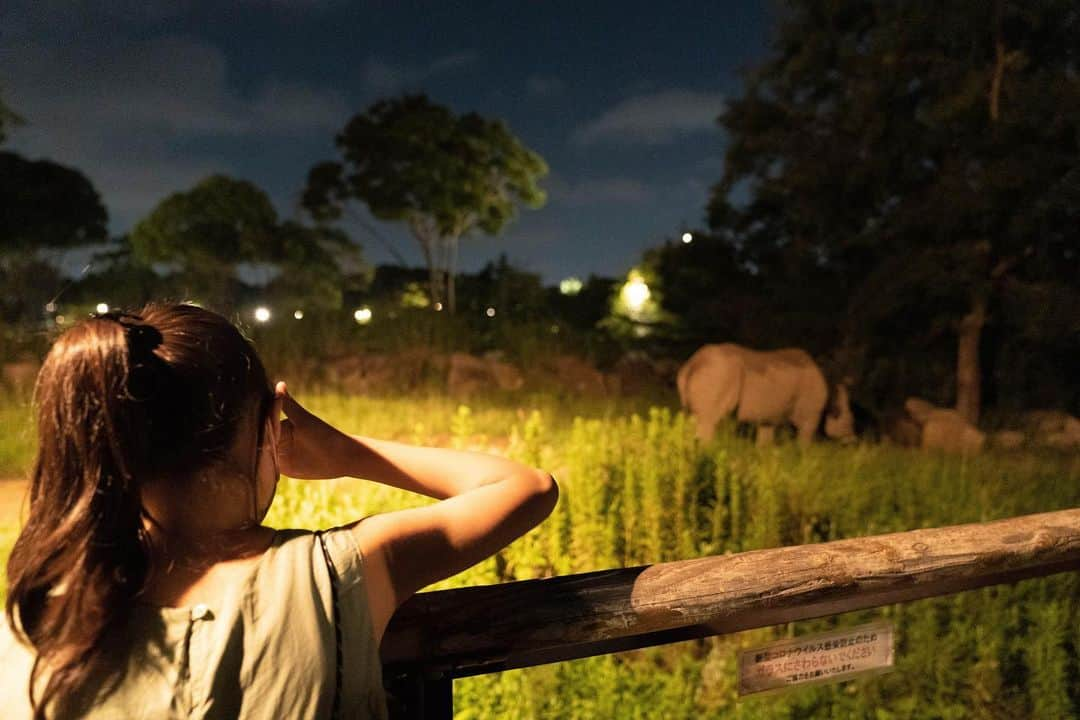 Yukiさんのインスタグラム写真 - (YukiInstagram)「先日、お友達家族と行ってきた #ナイトズー 🐘🦒  夜の動物園にはじめて行ってきたよ♡  夜に動物を見れるってなんだか特別な気がして大人もワクワク💓  暑さも落ち着いてる時間なので さくさく周れた☺️✨  ズーラシアは長女が3歳、双子ちゃんが1歳前くらいの時に家族で行った以来だったので、 縦型のツインバギーで👶👶ごきげんをみながらまわったことも鮮明に思い出しました☺️💓」8月9日 22時35分 - yukikuu96