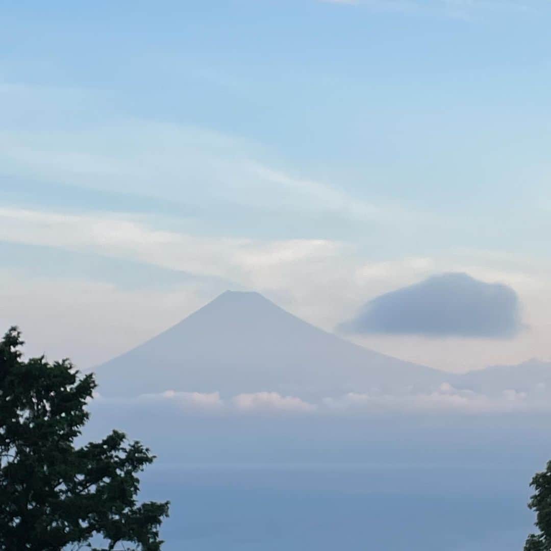 橋本志穂さんのインスタグラム写真 - (橋本志穂Instagram)「富士山見えた❣️  #天空テラス #西伊豆天空テラス  #富士山 #早起きは三文の徳」8月10日 5時48分 - shihohashimoto3