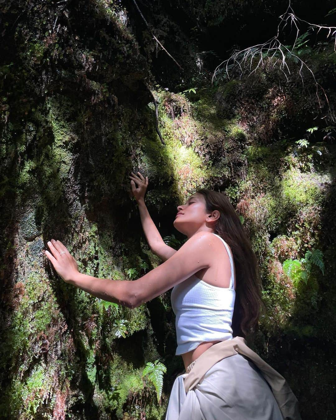 ローラさんのインスタグラム写真 - (ローラInstagram)「I took a trip to Yakushima to meet 7,200 year old Jomon cedar trees🌳🕊✨  日本にいるときに、約7200年も前から生きている縄文杉さんにあいたくて屋久島に訪れたよ🪨  まるでひいおじいちゃんのような愛いっぱいの優しさと温かさを感じたよ。　縄文杉さんありがとう🙏🌱」8月10日 7時02分 - rolaofficial