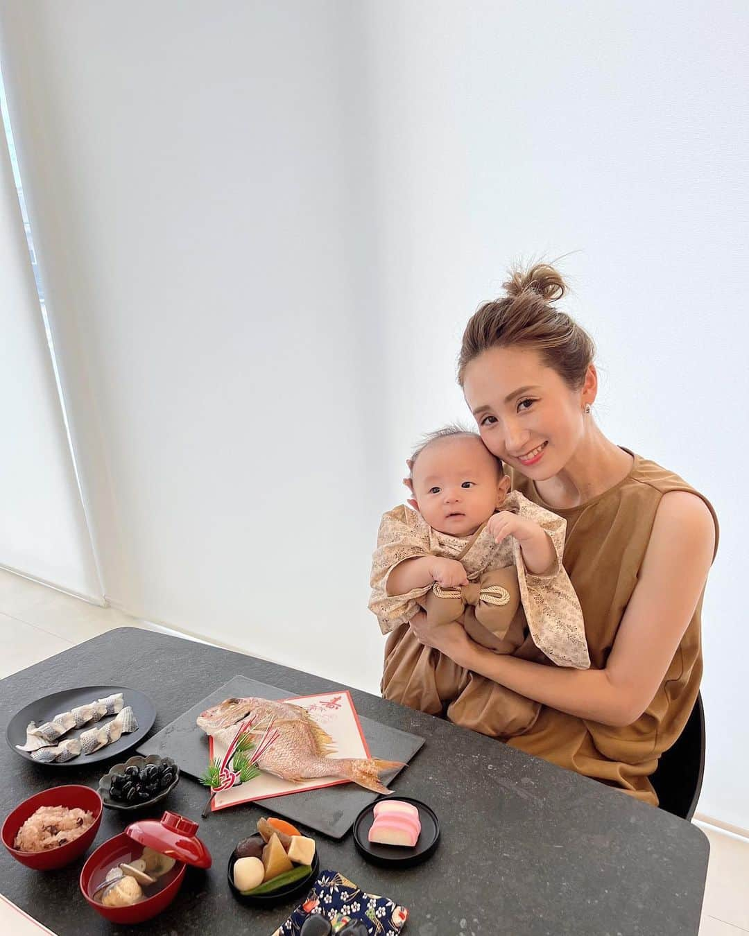 あすかさんのインスタグラム写真 - (あすかInstagram)「ㅤㅤ ㅤ  ㅤ 虎ちゃんお食い初め👶🏻 ㅤ  一生、食べることに困らないように 虎ちゃんの健やかな成長を願って🌈  ༘*  ㅤ 👶🏽👦🏻たちは虎ちゃん大好き❤️ 虎ちゃんはほーちゃんよりだけど なんだかんだ3人そっくり♩ ㅤ  三兄弟将来が楽しみで仕方ない🥹 どんなスポーツするかな？⚾️🥋🥊 健康1番すくすく育ってね🍀 ㅤ  ㅤ  #mamagirl#3人目妊娠中#男の子ママ#3兄弟#3兄弟ママ#生後3ヶ月#100日祝い#お食い始め#ベビー袴#ママコーデ#シンプルコーデ#30代ファッション#カジュアルコーデ#親子コーデ#親子リンクコーデ#新生児#お家フォト#マイホーム#マイホーム記録#インテリア#5人家族 ㅤ ㅤ」8月10日 7時17分 - ask_____10