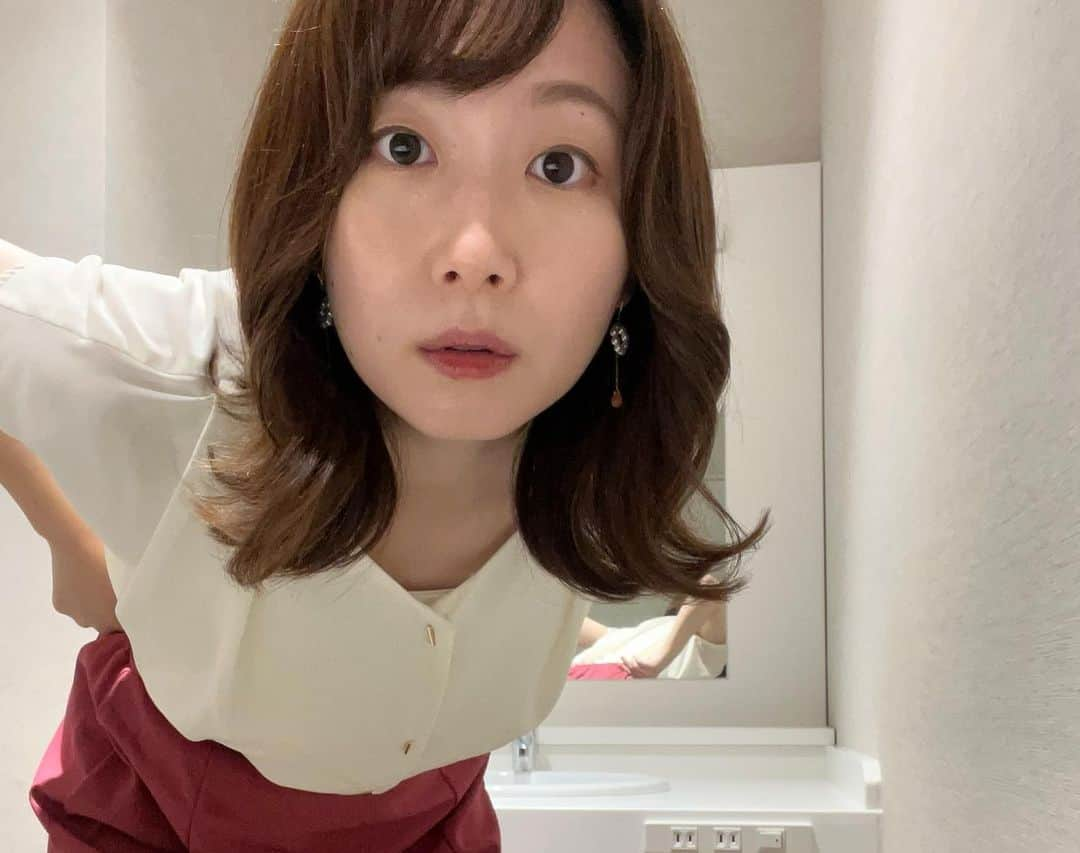 佐竹明咲美さんのインスタグラム写真 - (佐竹明咲美Instagram)「. 日経モーニングプラスFT(BSテレ東)でした♪ 今日の衣装、ヘアメイクです☺️ ピアスが特にお気に入り💎  10秒セルフタイマーで撮ろうとしたら、 急にカウントが止まり、 覗き込んでいたら いきなりシャッターを切られました😳 iPhoneって生きてるの🤔？  #アナウンサー #キャスター　#リポーター #司会　#MC #衣装　#アナウンサー衣装  #また同じ角度だなぁ」8月10日 9時13分 - asami_satake